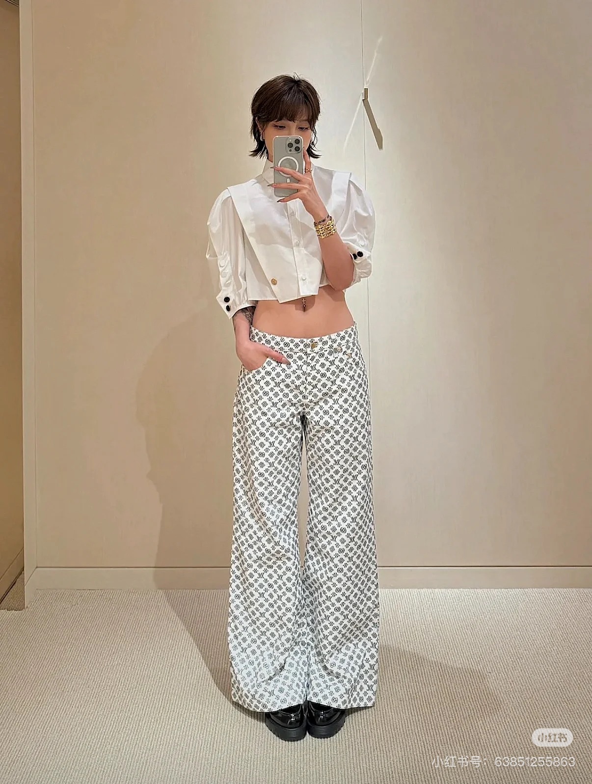 NO:457326,Louis Vuitto* 25Fw early autumn new model MONOGRAM black and white jacquard logo jeans trousers | Exclusive yb development!  High-end production!  Classic, fashionable and high-end!  Original custom denim denim fabric, classic mid-to-high waist design, versatile and slim without picking on people’s upper body!  Highly recommend casual and elegant items. Customized hardware accessories leather brands. S/M/L, louis vuitton, alexander wang19860909Louis Vuitto* 25Fw早秋新款 MONOGRAM黑白提花logo牛仔长裤丨独家yb开发！高版出品！经典时髦又高级！原版定制丹宁牛仔面料,经典中高腰设计百搭不挑人上身巨显瘦！强烈推荐休闲气质单品.定制五金配件皮牌.现货发售S/M/L,,louis vuitton,alexander wang,Women's clothing