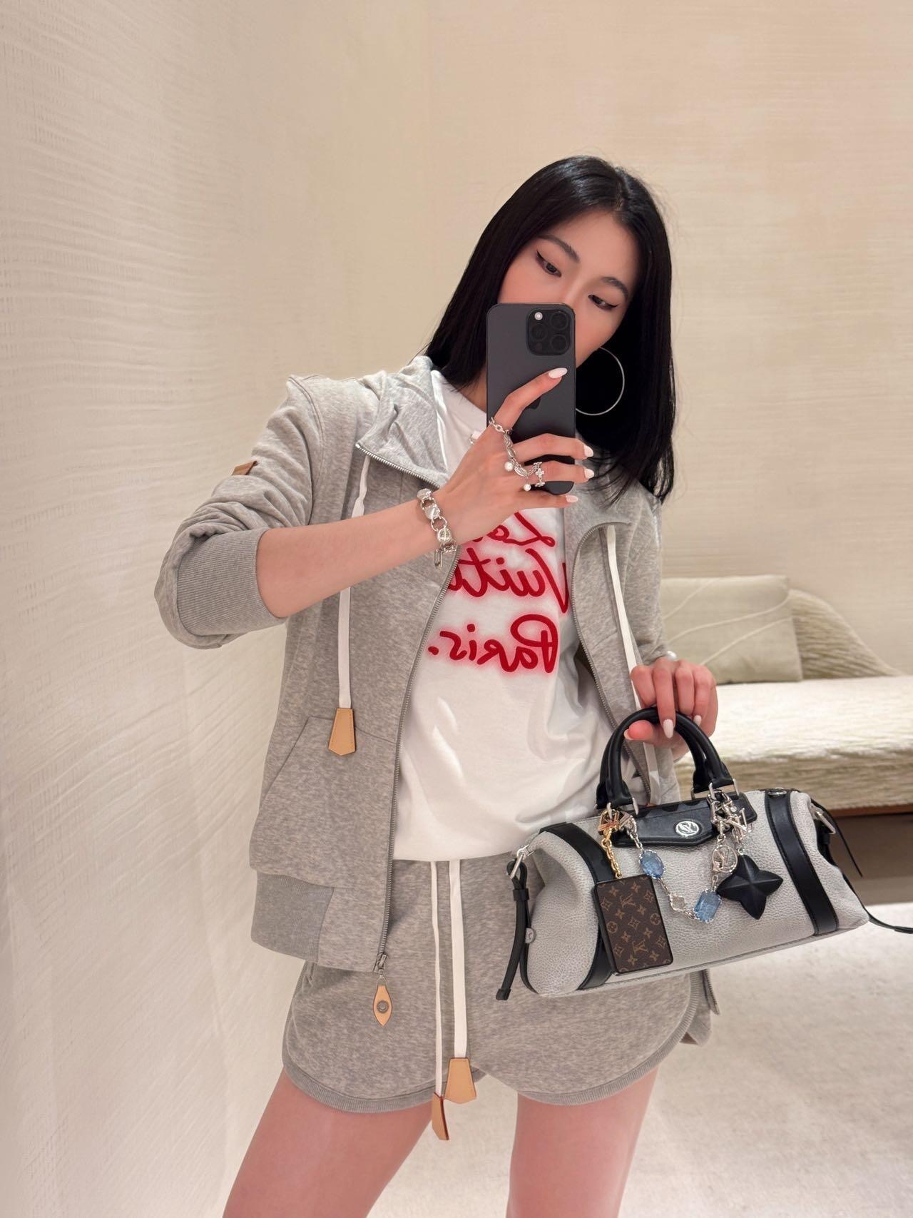 NO:457315,Jacket Shorts Louis Vuitto* 25Fw early autumn new style MONOGRAM metal accessories hooded sweatshirt jacket + shorts set | Exclusive yb development!  High-end production!  Custom imported heavy high gram heavy cotton fabric with excellent texture!  Sports girl-style hooded classic fashionable and high-end!  It is versatile and not picky about people, and it looks huge and slim!  Highly recommended casual temperament items. Customized hardware accessories. S/M/L, louis vuitton, hoodie, sweatshirts, shorts, jackets & coats, hats, alexander wang19860909外套 短裤 Louis Vuitto* 25Fw早秋新款 MONOGRAM金属配件连帽卫衣外套+短裤套装丨独家yb开发！高版出品！定制进口重磅高克重纯棉面料质感超赞！运动少女风连帽经典时髦又高级！百搭不挑人上身巨显瘦！强烈推荐休闲气质单品.定制五金配件 现货发售S/M/L,,louis vuitton,hoodie,sweatshirts,shorts,jackets & coats,hats,alexander wang,Women's clothing