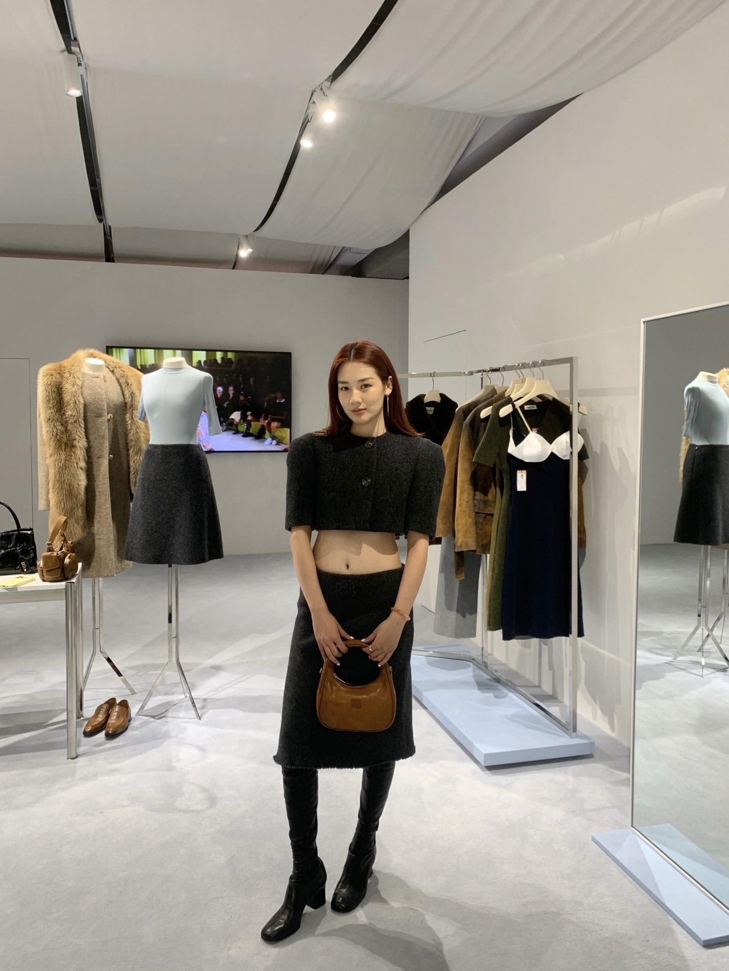 NO:457333,Miumi* 25Fw autumn and winter new style, two-button short wool short-sleeved jacket + skirt suit | Exclusive yb development!  High-end production!  It is a type that you can see at a glance. The right length and high-waisted skirt are simply too good to show off your figure. It is a timeless item in the autumn and winter wardrobe!  The exquisite details make people love fashionistas all need a set of customized fabrics that bear the texture!  S/M/L, miumiu, skirts, jackets & coats, T-shirt, alexander wang19860909Miumi* 25Fw秋冬新款 两粒扣短款羊毛短袖外套+半身裙套装丨独家yb开发！高版出品！是一眼就觉得很高级的类型 恰到好处的衣长和高腰半裙简直不要太显身材 是秋冬衣橱里永不过时的单品！满满精致的细节让人爱不释手时髦精们都应有一套定制面料 质感扛扛的！现货发售S/M/L,,miumiu,skirts,jackets & coats,T-shirt,alexander wang,Women's clothing