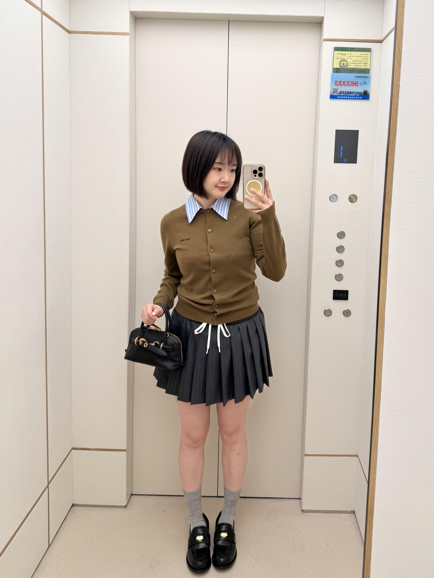 NO:457343,Miumi* 25Fw early autumn new style Intellectual Molecular Academy style press-pleated short skirt丨Exclusive yb development!  High-end production!  Contrast color ribbed belt splicing design is sweet and cool, and it has a age-reducing outfit. The high-end gray stripes are handsome and fashionable and classic style is not picky about people, and the upper body looks huge and slim!  Customized wool woolen fabric with excellent texture!  The quality of workmanship depends on the details!  S/M/LP, loro piana, miumiu, skirts, alexander wang19860909Miumi* 25Fw早秋新款 知性分子学院风压褶短半裙丨独家yb开发！高版出品！撞色罗纹腰带拼接设计甜酷兼备减龄穿搭.高级灰条纹帅气又时髦经典版型不挑人上身巨显瘦！定制色织精纺羊毛面料质感超赞！做工品质看细节！现货发售S/M/LP,,loro piana,miumiu,skirts,alexander wang,Women's clothing