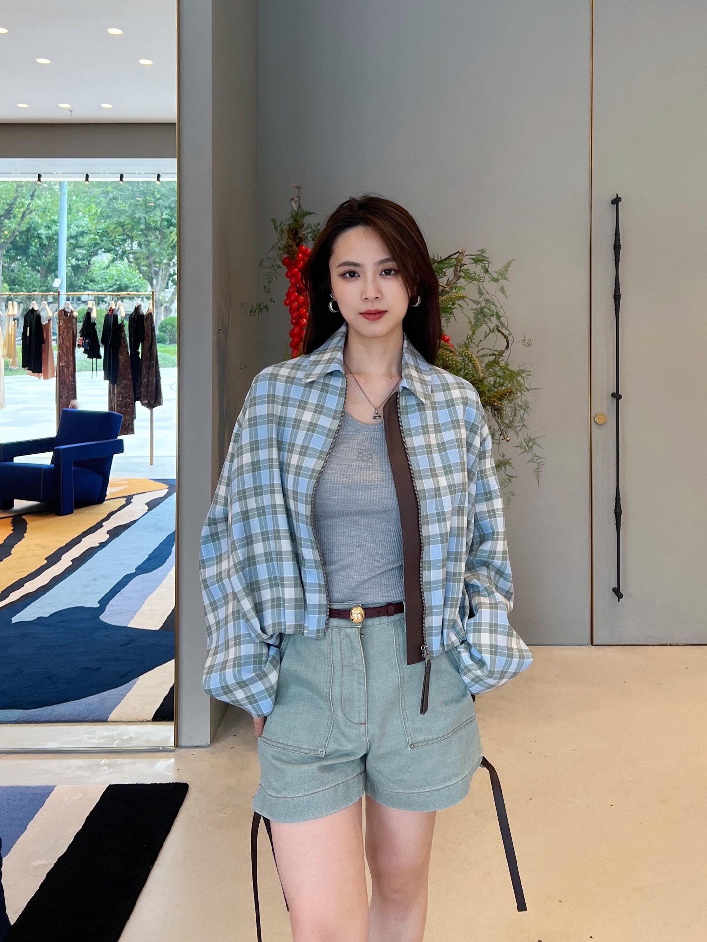 NO:457790,Loew* 25Fw early autumn new style, gray and blue tones Scottish pattern vertical cut pleated jacket jacket | Exclusive yb development!  High-end production!  Full of knowledge ~ modern and fashionable pleated design!  Spliced ​​sheepskin edges, imported colored plaid fabric with excellent texture!  The classic short loose style is not picky and versatile and fashionable!  Super slim on the upper body!  Highly recommended private models, customized leather hardware accessories, S/M/L, loewe, jackets & coats, jackets & coats, sheepskin, alexander wang19860909Loew* 25Fw早秋新款 灰蓝色调的苏格兰纹立裁褶皱夹克外套丨独家yb开发！高版出品！学识感满满～摩登时髦褶皱设计！拼接羊皮包边,进口色织格纹面料质感超赞！经典短款宽松版型不挑人百搭又时髦！上身超显瘦！强烈推荐自留款,定制皮牌五金配件 现货发售S/M/L,,loewe,jackets & coats,jackets & coats,sheepskin,alexander wang,Women's clothing