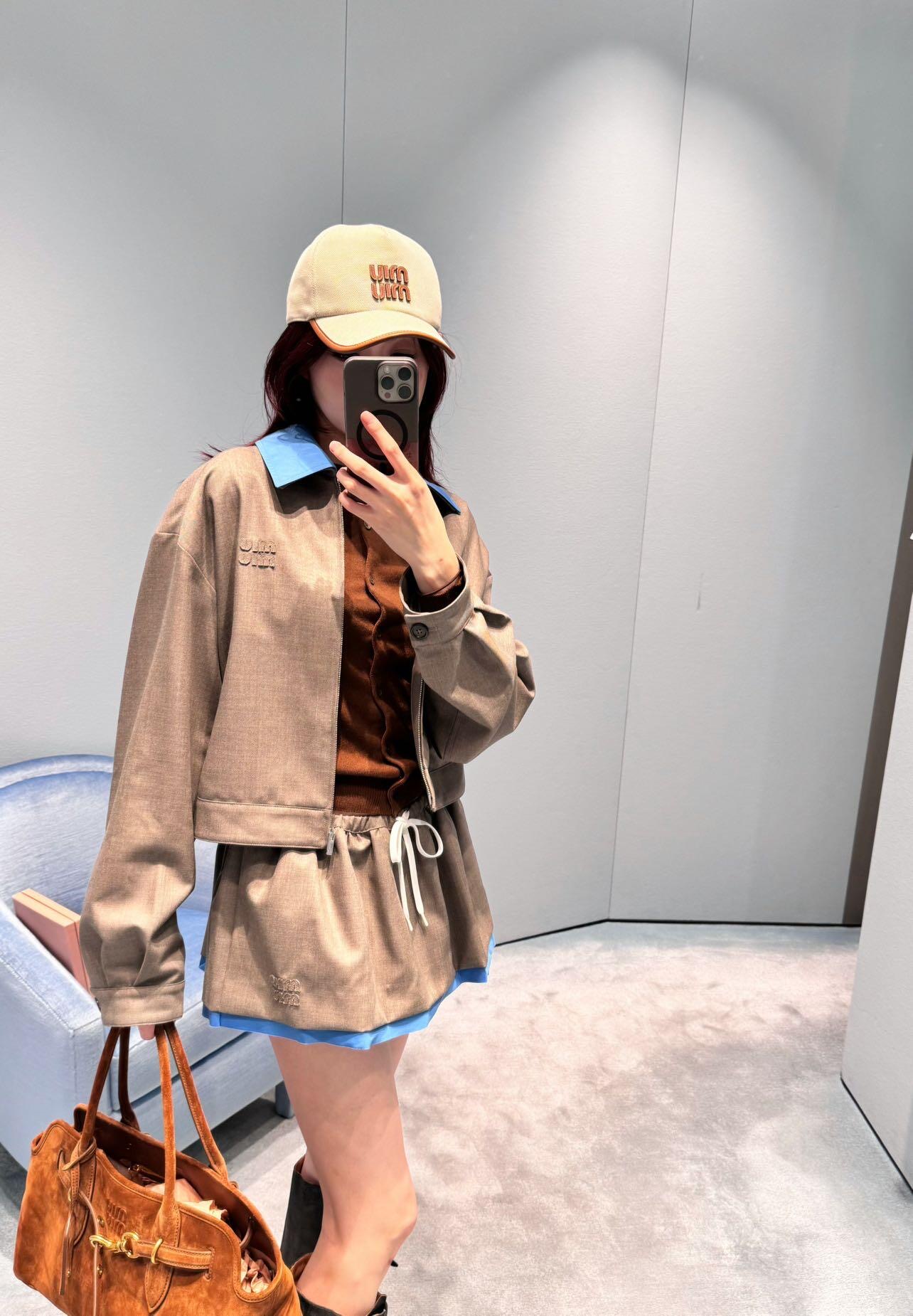 NO:457764,Miumi* 25FW early autumn new style embroidered logo Gadani blue collar jacket | Exclusive yb development!  High-end production!  The unique design of this work jacket is reinterpreted with a gadardine fabric, with a slightly short cut and comes with a special removable light blue poplin collar. This is an experimental wardrobe element that combines female and male details. S/M/L on sale in stock, miumiu, jackets & coats, jackets & coats, alexander wang19860909Miumi* 25FW早秋新款 刺绣徽标华达呢蓝领夹克外套丨独家yb开发！高版出品！这款工装夹克的独特设计以华达呢面料重新诠释,略微短款剪裁,配有特别的可拆卸淡蓝色府绸领口这是一个实验性衣橱的元素,融合了女性和男性的细节.现货发售S/M/L,,miumiu,jackets & coats,jackets & coats,alexander wang,Women's clothing