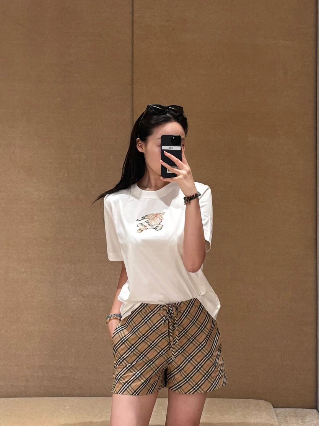 NO:457774,Burber*y 25Ss spring and summer new style war horse embroidered round neck short-sleeved T-shirt丨Exclusive yb development!  High-end production!  Regular short-sleeved T-shirt cut to highlight the brand style. Made of gram-weight pure cotton, slightly elastic, and slim visual effect. Colorful checked embroidered war horse logo pattern on the chest. The brand's own fashion sense is instantly created. Create a casual style at will. The inner wear is brilliant and fashionable. S/M/L is available in stock, burberry, T-shirt,tees, t-shirt,alexander wang19860909Burber*y 25Ss春夏新款 战马刺绣圆领短袖T恤丨独家yb开发！高版出品！常规短袖T恤裁剪 凸显品牌格调 采用克重纯棉制成 略带有弹力 呈现显瘦视觉效果 胸前点缀彩色格纹刺绣战马徽标图案 品牌自带的时尚感立现 随心打造休闲风格 单穿内搭都出彩时髦 现货发售S/M/L,,burberry,T-shirt,tees，t-shirt,alexander wang,Women's clothing