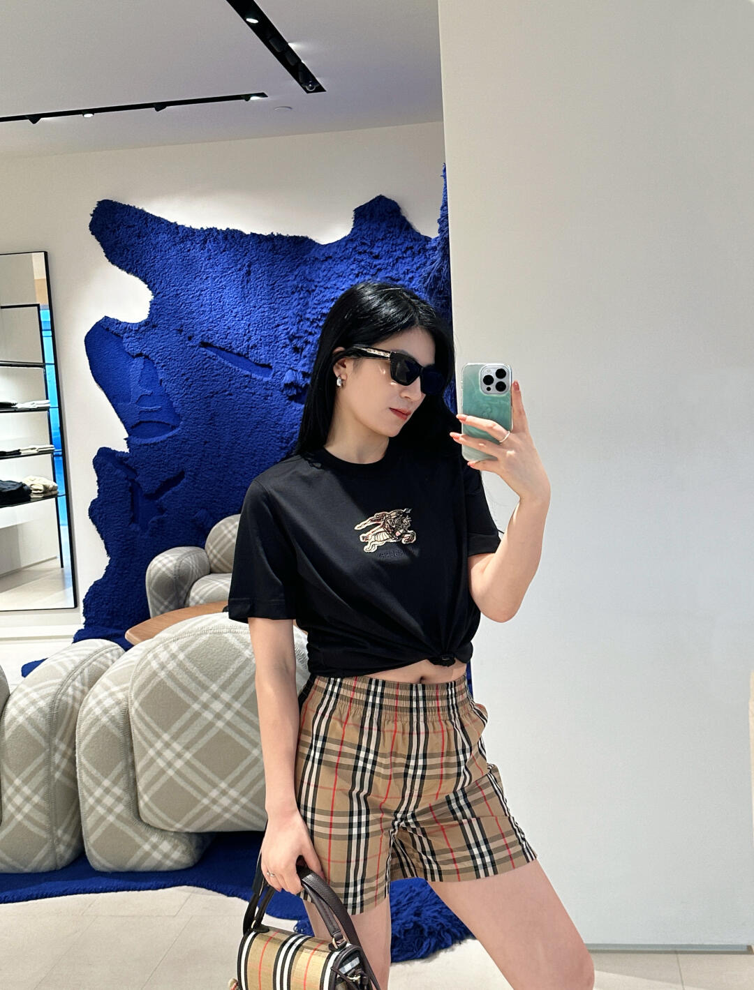 NO:457786,Burber*y 25Ss spring and summer new style war horse embroidered round neck short-sleeved T-shirt丨Exclusive yb development!  High-end production!  Regular short-sleeved T-shirt cut to highlight the brand style. Made of gram-weight pure cotton, slightly elastic, and slim visual effect. Colorful checked embroidered war horse logo pattern on the chest. The brand's own fashion sense is instantly created. Create a casual style at will. The inner wear is brilliant and fashionable. S/M/L is available in stock, burberry, T-shirt,tees, t-shirt,alexander wang19860909Burber*y 25Ss春夏新款 战马刺绣圆领短袖T恤丨独家yb开发！高版出品！常规短袖T恤裁剪 凸显品牌格调 采用克重纯棉制成 略带有弹力 呈现显瘦视觉效果 胸前点缀彩色格纹刺绣战马徽标图案 品牌自带的时尚感立现 随心打造休闲风格 单穿内搭都出彩时髦 现货发售S/M/L,,burberry,T-shirt,tees，t-shirt,alexander wang,Women's clothing