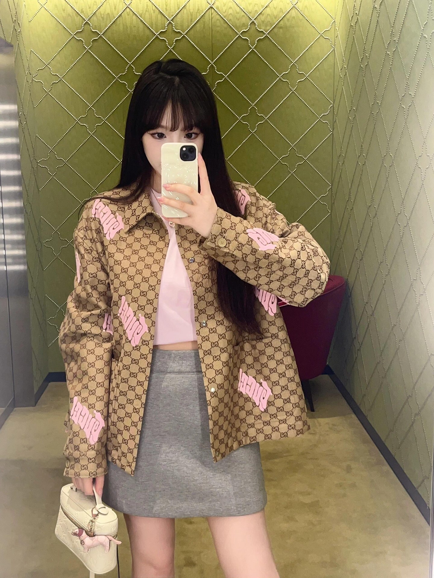 NO:457797,Gucc* 25Fw early autumn new style embroidered jacquard cotton casual jacket丨Exclusive high-end production!  Double G interlocking logo pattern on the front face of the symmetrical patch pocket pink letter logo embroidery inner echoes pink lid, metal zipper snap buckle opening and closing hem drawstring details, casual style, same style for men and women. S/M/L, gucci, jackets & coats, alexander wang19860909Gucc* 25Fw早秋新款 刺绣款提花棉质休闲外套丨独家高版出品！满身双g互扣logo图案正面对称贴布口袋粉色字母logo刺绣内里呼应粉色里布、金属拉链按扣开合下摆抽绳细节、休闲版型、男女同款 现货发售S/M/L,,gucci,jackets & coats,alexander wang,Women's clothing