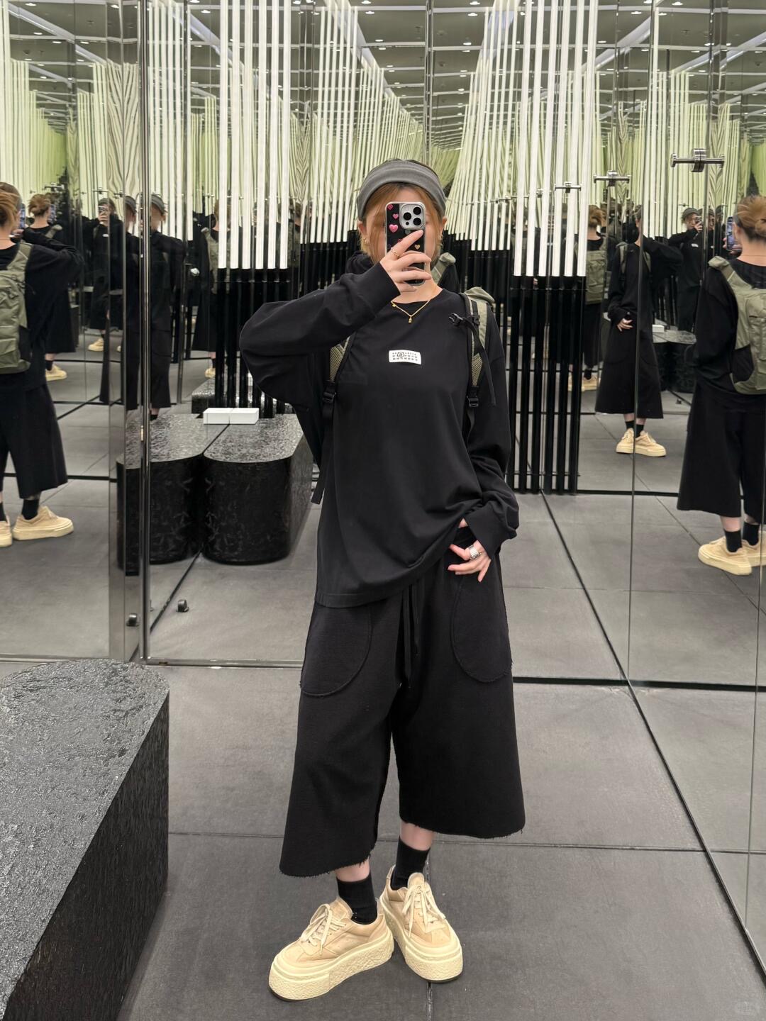 NO:458679,Maiso*n Margiel*a 25Fw early autumn new style classic logo logo round neck long sleeve T-shirt | Exclusive high-end production!  The oversize style perfectly covers all imperfect body shapes. It is fashionable and versatile. It is very nice to wear it alone~ the classic small round neck and chest patches are eye-catching when walking on the street!  It feels so lazy and casual!  The one that comes with slimming attributes is the kind that cannot be taken off!  The style is not good at body shape!  All body types can be easily controlled!  Single-fitting and layering are great! Fashionable artists are well-equipped to custom fabrics, with great comfort!  S/M/L, versace,tees,t-shirt,alexander wang19860909Maiso*n Margiel*a 25Fw早秋新款 经典logo标志圆领长袖T恤丨独家高版出品！oversize的版型完美的遮住一切不完美体型 时髦百搭 单穿内搭都很nice~经典的小圆领胸前贴饰走在街上吸睛度满分！慵懒又随意感觉真的太好穿了！自带显瘦属性 脱不下来的那种！版型完全不挑身材！各种体型都能轻松驾驭！单穿叠穿都超棒!时髦精们BI入好吧定制面料 舒适度爆表！现货发售S/M/L,,versace,tees，t-shirt,alexander wang,Women's clothing