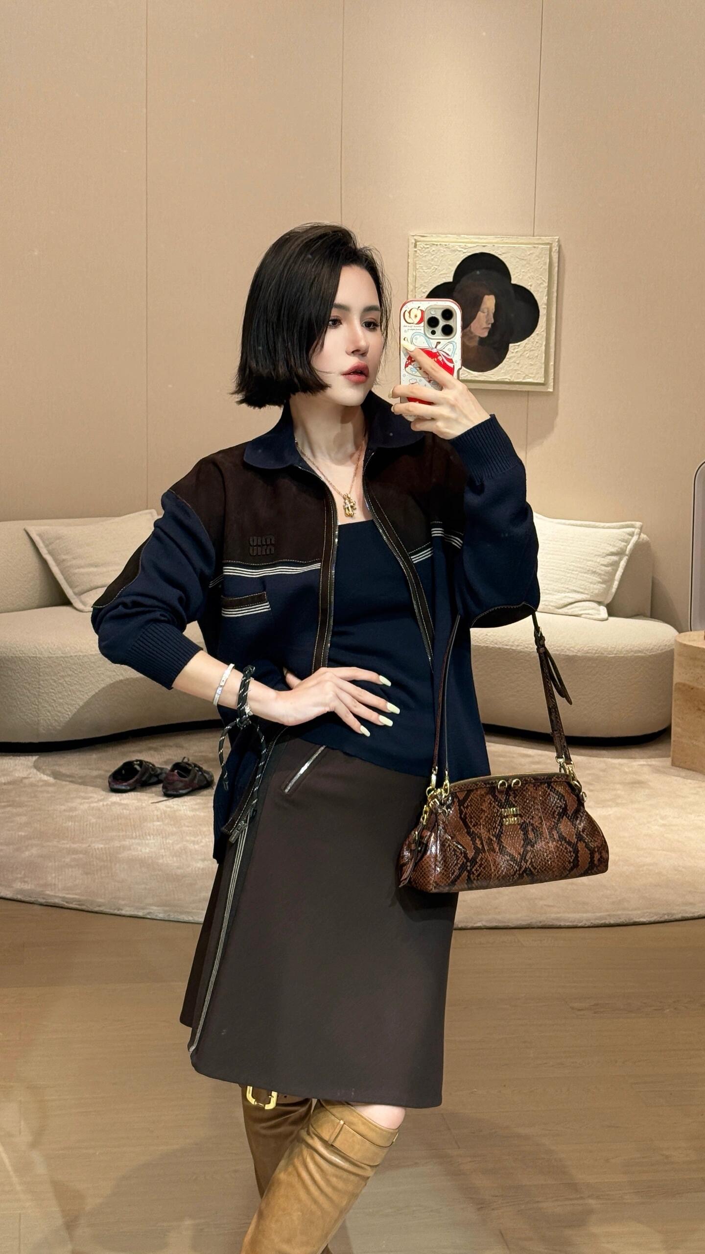 NO:458692,Miumi* 25Fw early autumn new style wool suede zipper knitted cardigan丨Exclusive yb development!  High-end production!  The fabric is knitted with high proportion wool yarn, and leather is collaged on the sleeves and forearms to enhance the overall texture by a level!  This year's very singular series!  Both appearance and comfort!  A truly versatile item: You can stack any coat or down jacket!  All body types can be easily controlled. The upper body is handsome and stylish. The same style as men and women, wear it quickly!  S/M/L, miumiu, down jacket, chamois leather, alexander wang19860909Miumi* 25Fw早秋新款 羊毛拼麂皮拉链针织开衫丨独家yb开发！高版出品！面料采用高比例羊毛纱线编织,袖子小臂处拼贴皮革,把整体质感提升一个level！今年非常有腔调的系列！颜值与舒适度兼具！真正的百搭单品 可以叠加任何大衣或羽绒服！各种体型都可以轻松驾驭 上身帅气有型 男女同款 赶紧穿起来！现货发售S/M/L,,miumiu,down jacket,chamois leather,alexander wang,Women's clothing