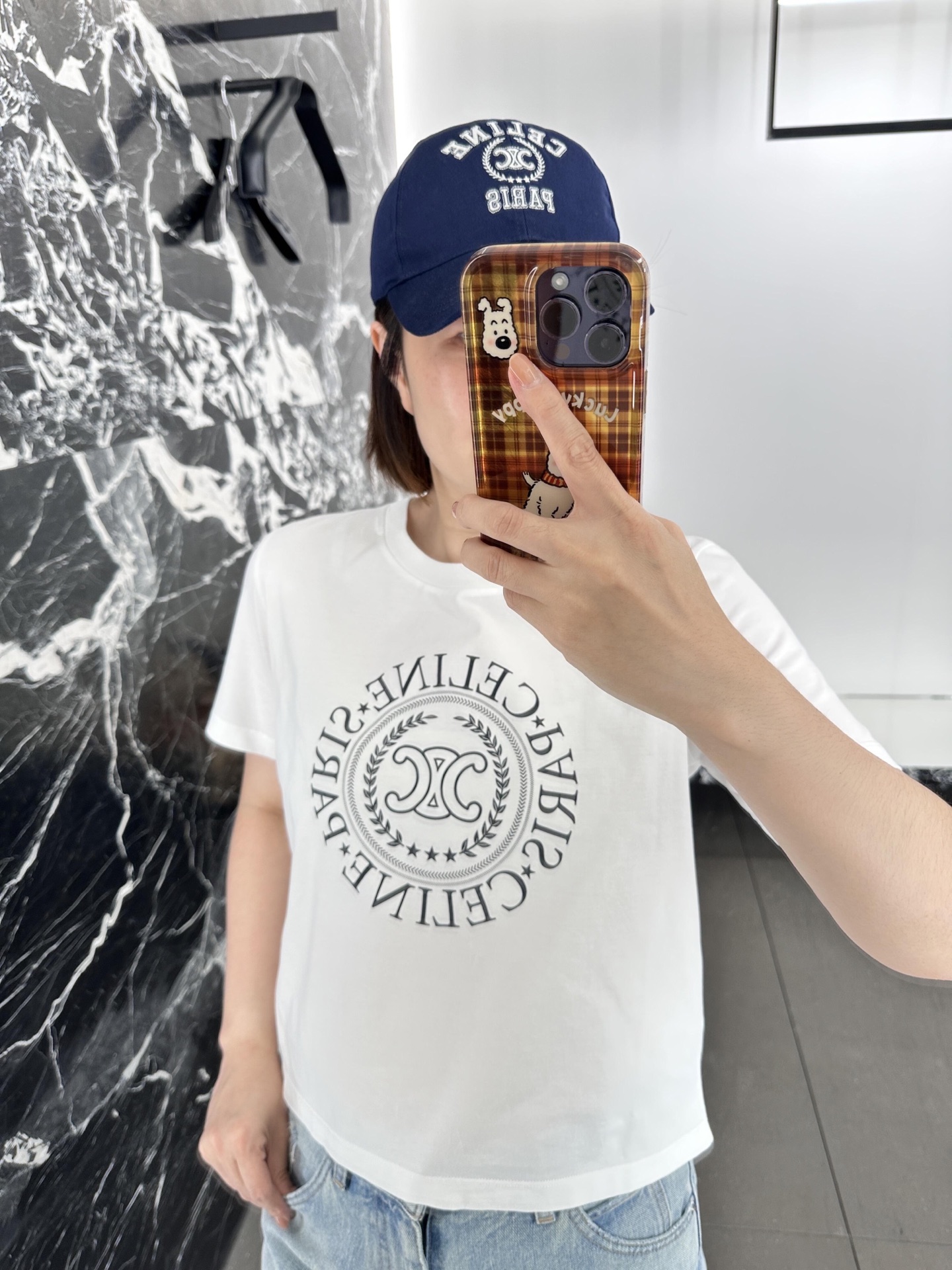 NO:458678,Celin* 25Fw early autumn new style letter printed round neck short-sleeved T-shirt | Exclusive yb development!  High-end production!  Imported cotton material is breathable and comfortable, and has a full texture. The whole voxel color base is combined with the iconic letter printing on the chest tone, highlighting the brand tone, the upper body is simple and atmospheric, adding a sense of styling, and the surface auxiliary materials are developed, regular short-sleeved T-shirt tailoring, and the single wear is brilliant and fashionable!  S/M/L, celine, T-shirt,tees, t-shirt,alexander wang19860909Celin* 25Fw早秋新款 字母印花圆领短袖T恤丨独家yb开发！高版出品！进口全棉材质,透气舒适,质感十足,通体素色打底配合胸前标志性字母印花点缀装饰,彰显品牌调性,上身简约大气,增添造型层次感,面辅料开发,常规短袖T恤剪裁,单穿内搭出彩时髦！现货发售S/M/L,,celine,T-shirt,tees，t-shirt,alexander wang,Women's clothing