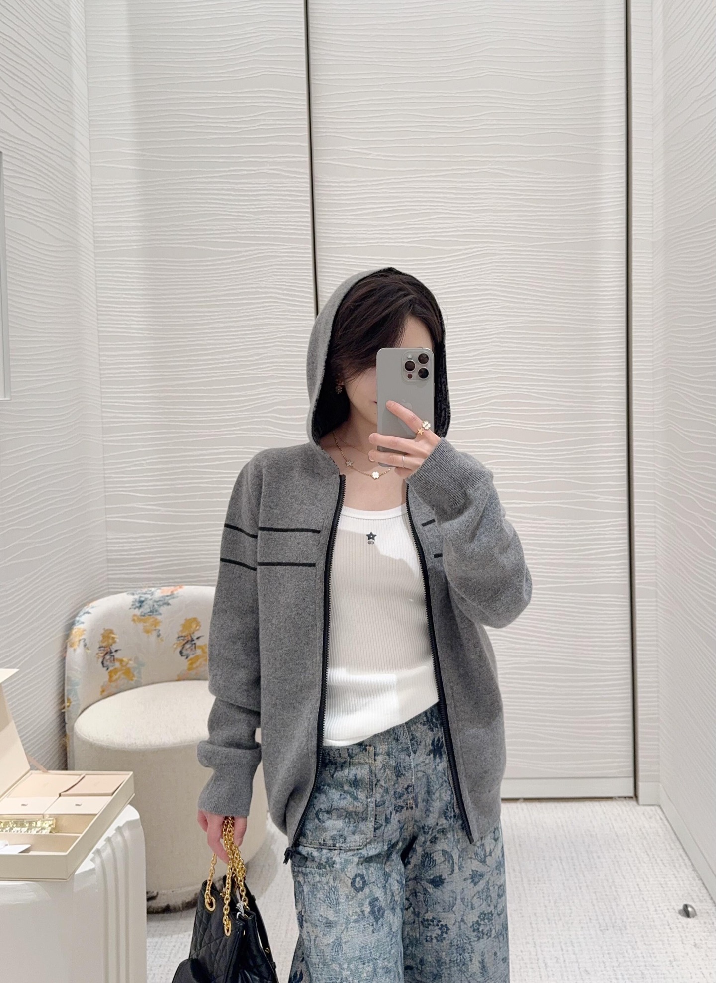 NO:458682,Dio* 25Fw autumn and winter new style, old-fashioned logo zippered cashmere jacket | Exclusive yb development!  High-end production!  The letter jacquard weaving craftsmanship is luxurious and handsome!  Hooded design is fashionable and high-end!  A rich and beautiful woman must come in!  The classic style is not picky about people, and the upper body looks huge and slim!  Swiss machine embroidery sewing tray technology, imported cashmere yarn double-sided jacquard fabric, highly recommended single products. S/M/L, dior, jackets & coats, hats, alexander wang19860909Dio* 25Fw秋冬新款 老花logo拉链连帽羊绒外套丨独家yb开发！高版出品！字母提花织纹工艺奢华帅气！连帽设计时髦又高级！白富美必入！经典版型不挑人上身巨显瘦！瑞士机刺绣缝盘工艺,进口羊绒纱线双面提花面料,强烈推荐单品.现货发售S/M/L,,dior,jackets & coats,hats,alexander wang,Women's clothing