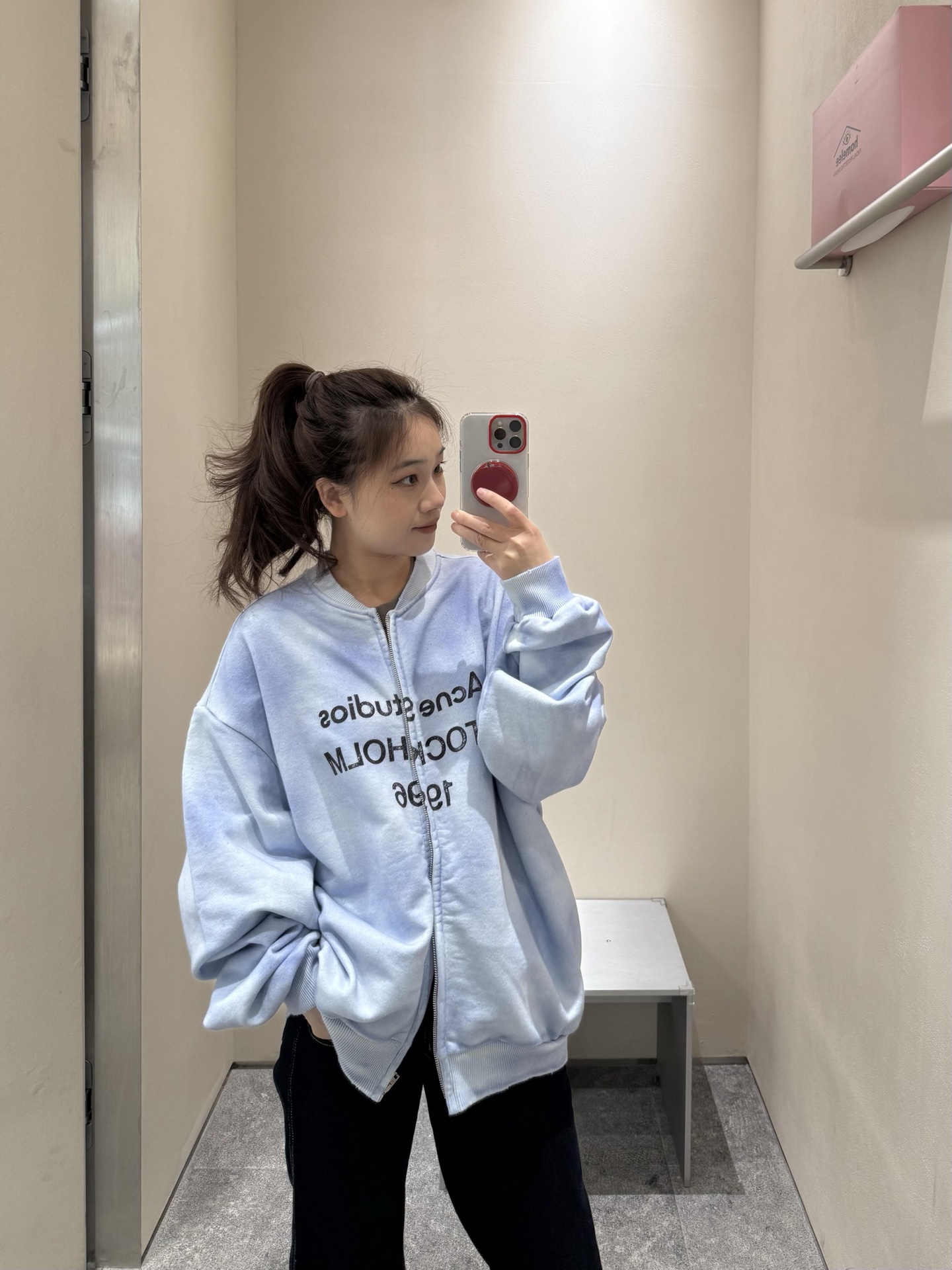 NO:458705,Acne studio* 25Fw early autumn new style 1996 letter printing gradient smudge jacket | Exclusive high-end production!  This baseball uniform gives a unique style to every trendy moment. The collarless design is both casual and unique. The shoulder-drop lines and loose drape give it extraordinary wear comfort. The washing and old-fashioning technique further highlights the retro charm of the years. The iconic 1996 chest and the perfect fusion of brand printing classics and trends. In spring, autumn and winter, it can become the focus of street trends. S/M/L is available in stock, acne studios, dior, jackets & coats, alexander wang19860909Acne studio* 25Fw早秋新款 1996字母印花渐变晕染外套丨独家高版出品！这件棒球服,为每一个潮流时刻赋予独特的风格.无领设计,既随性又独特,落肩线条和宽松垂感赋予了它超凡的穿着舒适度.水洗做旧的手法,更显其岁月沉淀的复古魅力.胸口标志性的1996和品牌印花经典与潮流的完美融合.春秋冬三季,它都可以成为街头潮流的焦点 现货发售S/M/L,,acne studios,dior,jackets & coats,alexander wang,Women's clothing