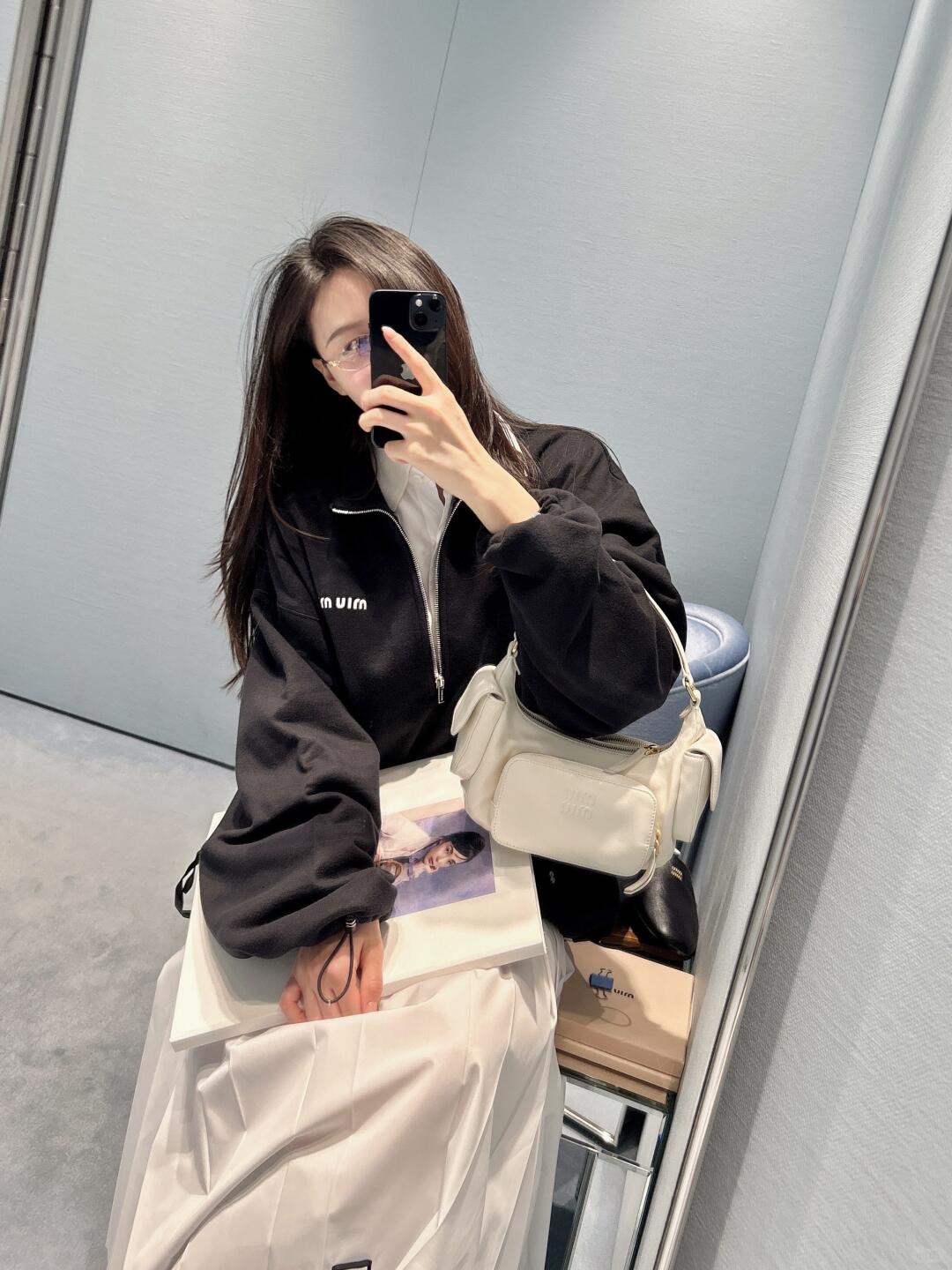 💰批330 🆕Miumi* 25Fw早秋新款 微标字母刺绣半拉链卫衣丨⚠独家yb开发！高版出品！这款半拉链的卫衣会更加的随意慵懒 属于知识分子风又夹带了点old money味 面料舒适柔软但整体版型挺阔 半拉链领口跟下摆抽绳可以随意调节变换造型 侧口袋容量都很大满足日常需 整件衣服有三条拉链 光泽度质感都超好 整体看起来简约高级～现货发售S/M/L