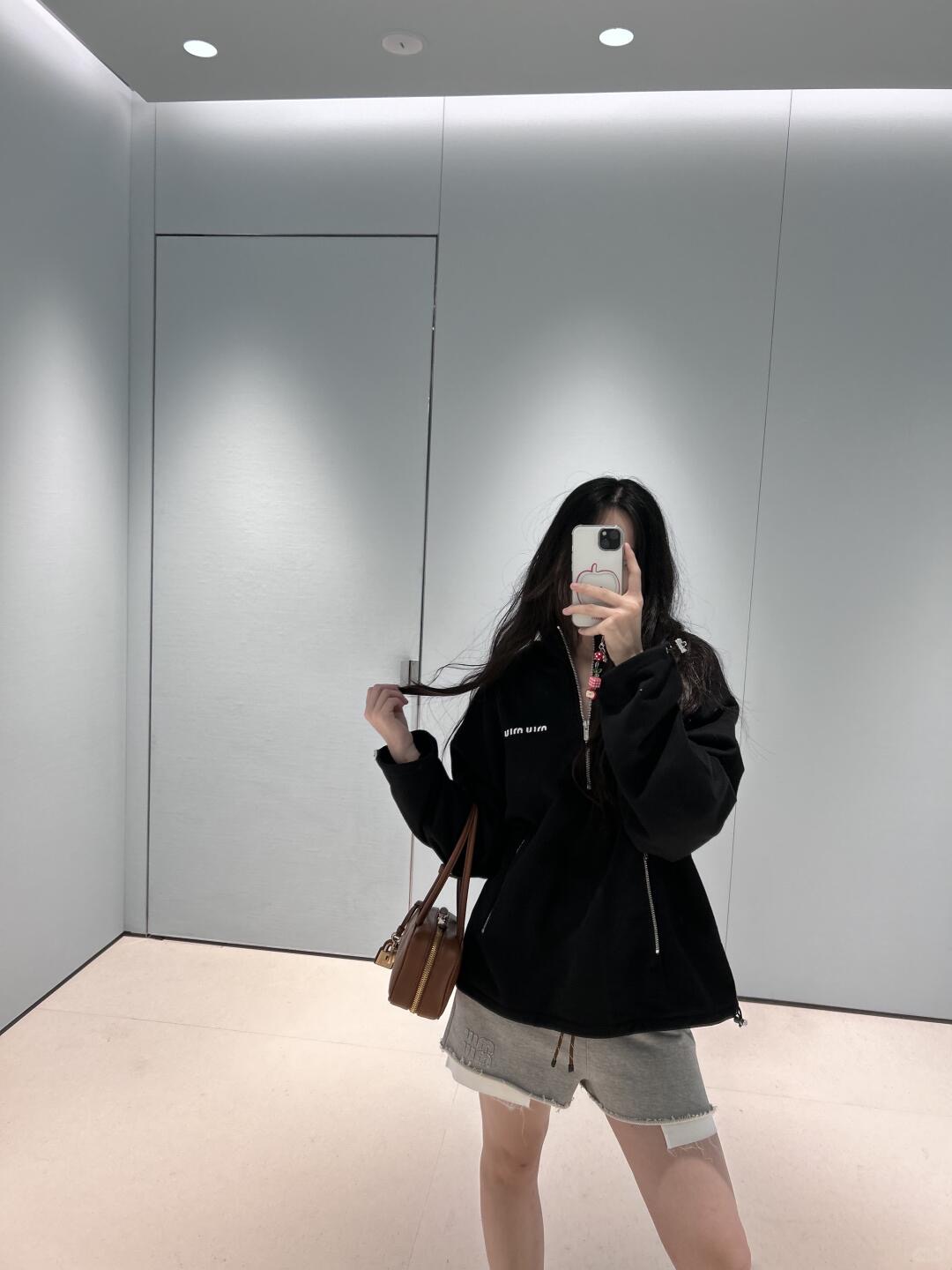 💰批330 🆕Miumi* 25Fw早秋新款 微标字母刺绣半拉链卫衣丨⚠独家yb开发！高版出品！这款半拉链的卫衣会更加的随意慵懒 属于知识分子风又夹带了点old money味 面料舒适柔软但整体版型挺阔 半拉链领口跟下摆抽绳可以随意调节变换造型 侧口袋容量都很大满足日常需 整件衣服有三条拉链 光泽度质感都超好 整体看起来简约高级～现货发售S/M/L