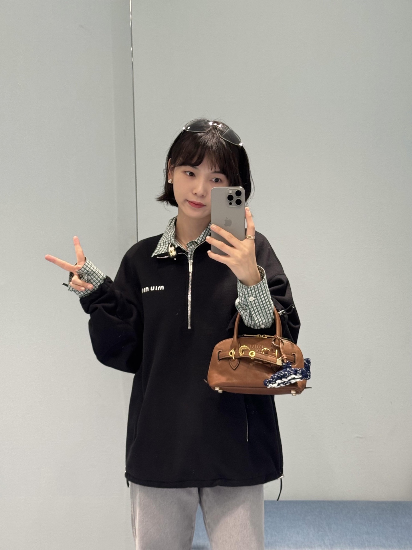 💰批330 🆕Miumi* 25Fw早秋新款 微标字母刺绣半拉链卫衣丨⚠独家yb开发！高版出品！这款半拉链的卫衣会更加的随意慵懒 属于知识分子风又夹带了点old money味 面料舒适柔软但整体版型挺阔 半拉链领口跟下摆抽绳可以随意调节变换造型 侧口袋容量都很大满足日常需 整件衣服有三条拉链 光泽度质感都超好 整体看起来简约高级～现货发售S/M/L