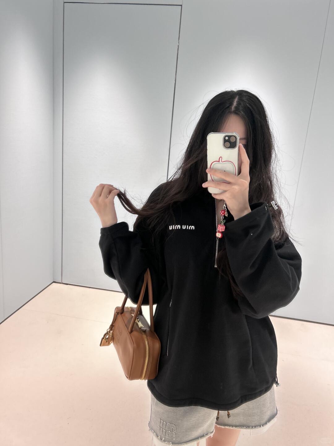 💰批330 🆕Miumi* 25Fw早秋新款 微标字母刺绣半拉链卫衣丨⚠独家yb开发！高版出品！这款半拉链的卫衣会更加的随意慵懒 属于知识分子风又夹带了点old money味 面料舒适柔软但整体版型挺阔 半拉链领口跟下摆抽绳可以随意调节变换造型 侧口袋容量都很大满足日常需 整件衣服有三条拉链 光泽度质感都超好 整体看起来简约高级～现货发售S/M/L