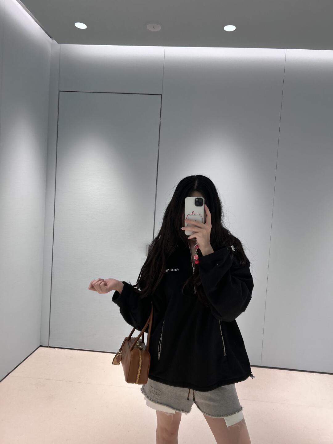 💰批330 🆕Miumi* 25Fw早秋新款 微标字母刺绣半拉链卫衣丨⚠独家yb开发！高版出品！这款半拉链的卫衣会更加的随意慵懒 属于知识分子风又夹带了点old money味 面料舒适柔软但整体版型挺阔 半拉链领口跟下摆抽绳可以随意调节变换造型 侧口袋容量都很大满足日常需 整件衣服有三条拉链 光泽度质感都超好 整体看起来简约高级～现货发售S/M/L