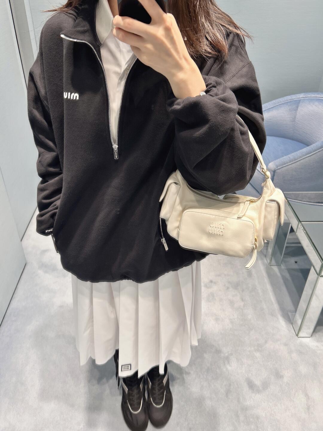 💰批330 🆕Miumi* 25Fw早秋新款 微标字母刺绣半拉链卫衣丨⚠独家yb开发！高版出品！这款半拉链的卫衣会更加的随意慵懒 属于知识分子风又夹带了点old money味 面料舒适柔软但整体版型挺阔 半拉链领口跟下摆抽绳可以随意调节变换造型 侧口袋容量都很大满足日常需 整件衣服有三条拉链 光泽度质感都超好 整体看起来简约高级～现货发售S/M/L