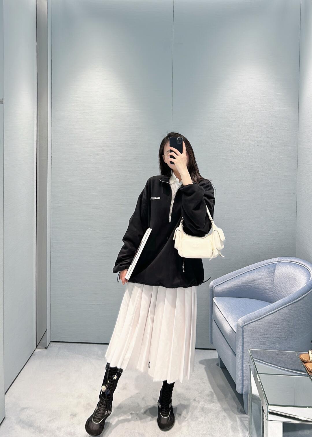 💰批330 🆕Miumi* 25Fw早秋新款 微标字母刺绣半拉链卫衣丨⚠独家yb开发！高版出品！这款半拉链的卫衣会更加的随意慵懒 属于知识分子风又夹带了点old money味 面料舒适柔软但整体版型挺阔 半拉链领口跟下摆抽绳可以随意调节变换造型 侧口袋容量都很大满足日常需 整件衣服有三条拉链 光泽度质感都超好 整体看起来简约高级～现货发售S/M/L