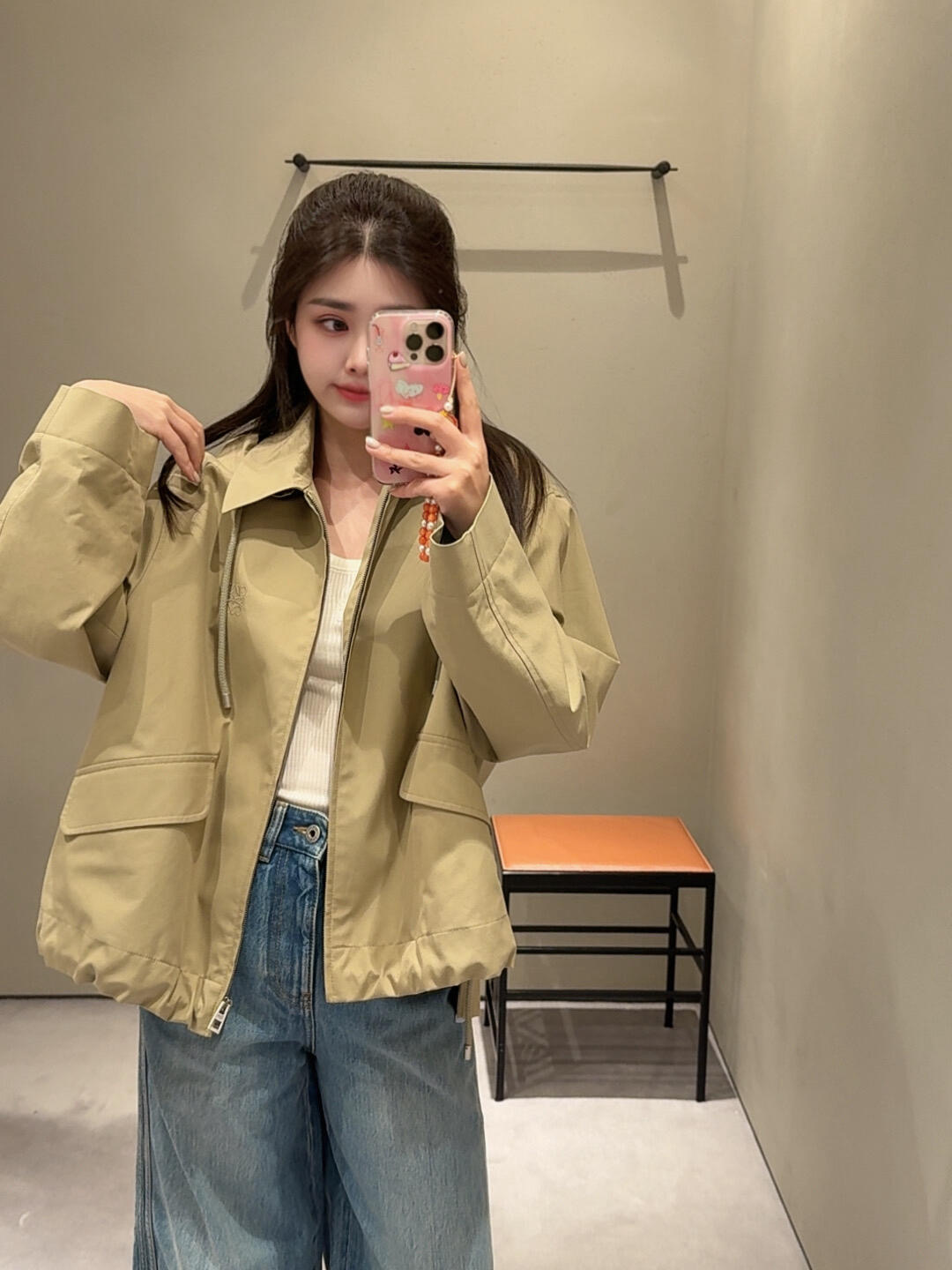 NO:547766,Loew* 25Fw autumn and winter new style, micro-label embroidered pocket drawstring loose hooded windbreaker jacket丨Exclusive yb development!  High-end production!  Khaki windbreaker spliced ​​with light blue lining, two fakes are designed with special hood + lapels. The front and back are carefully worn with a little bit different length, perfectly wrapping the girl's hips, the side length is extended to the visual sense of legs, loose style does not pick the figure, and the pants and skirts are excellent. Whoever wears is the most fashionable person on the street, which is already listed as the most worthy windbreaker this year list perfect workmanship quality depends on the details. S/M/L is available in stock, loewe, skirts, jackets & coats, hats, alexander wang19860909Loew* 25Fw秋冬新款 微标刺绣口袋抽绳宽松连帽风衣外套丨独家yb开发！高版出品！卡其色风衣拼接浅蓝色内衬,假两件设计好特别连帽+翻领 一衣两穿的小心思拿捏前后略为不一样的长度,完美包裹女生的臀围,侧面拉长腿部视觉感,宽松版型不挑身材,搭裤子裙子都很绝,谁穿谁是街头最会穿的时髦精~已经列入今年最值得入的风衣list完美做工品质看细节.现货发售S/M/L,,loewe,skirts,jackets & coats,hats,alexander wang,Women's clothing