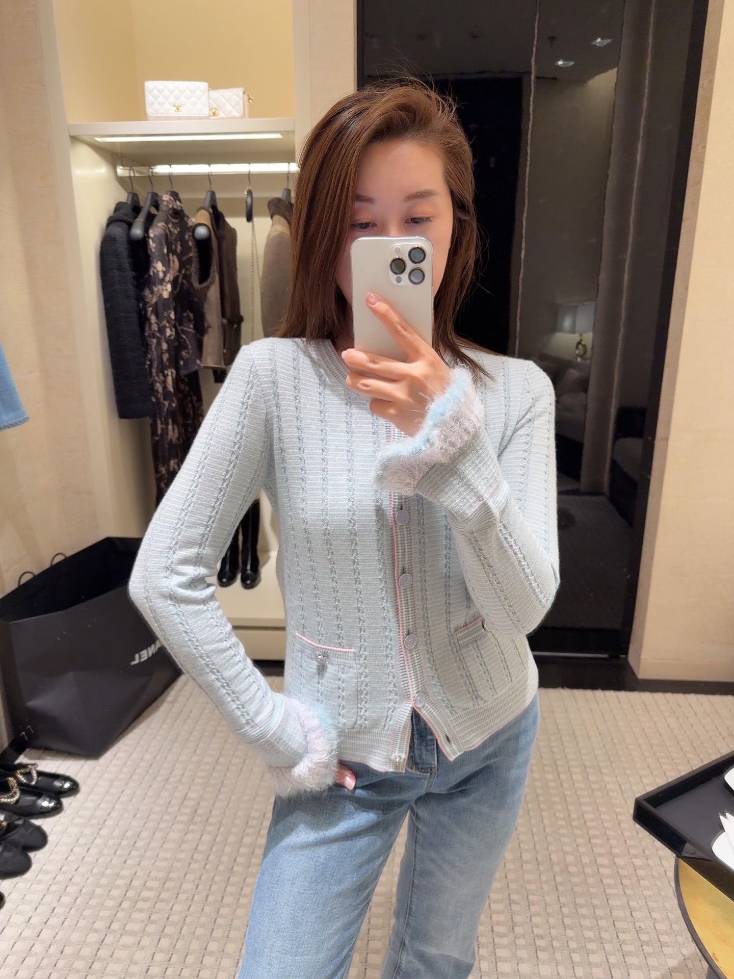 NO:464593,Chane* 25B premium handicraft workshop series new style pocket slim cashmere knitted cardigan丨Exclusive yb development!  High-end production!  Dyeing special wool yarn, soft, delicate and comfortable, vertical stripes design add three-dimensional sense. Green and blue color yarns with customized purple buttons are exquisitely embellished, special plush ruffled design on cuffs, high-end fashion sense, S/M/L on sale in stock, chanel, alexander wang19860909Chane* 25B高级手工坊系列新款 口袋修身羊绒针织开衫丨独家yb开发！高版出品！染色特种羊毛纱线,柔软细腻舒适,竖条纹设计增添立体感 绿蓝色彩色纱线搭配定制紫色纽扣精致点缀设计,袖口特种毛绒荷叶边设计,高级时尚感,现货发售S/M/L,,chanel,alexander wang,Women's clothing