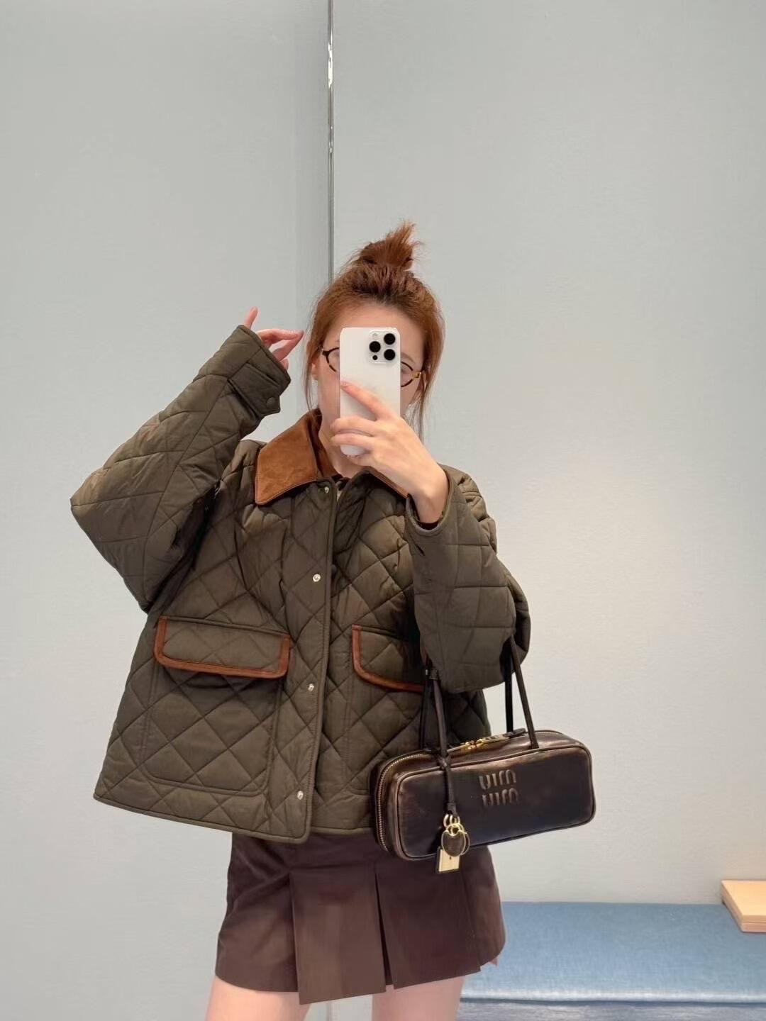 NO:550327,Miumi* 25Fw early autumn new style military green diamond-shaped cotton jacket jacket | Exclusive yb development!  High-end production!  The official website is on sale, the same style as the counter!  Front middle bag mouth heavy industry cuts with neat Napa sheep leather lapel and back brand logo embroidery!  Whether it is material, detail restoration degree and process production, the thickness of the cotton jacket is consistent with YB!  Every hardware and auxiliary materials are completely comparable to YB!  Fine workmanship is perfect!  Differentiate various low-end versions of the market, S/M/L in stock, miumiu, jackets & coats, jackets & coats, sheepskin, alexander wang19860909Miumi* 25Fw早秋新款 军绿色菱格纹棉服夹克外套丨独家yb开发！高版出品！官网在售,专柜同款！前中袋口重工对格裁剪,搭配利落Napa羊皮革翻领和后背品牌徽标取中刺绣！不管是材质还是细节还原度以及工艺制作方面棉服厚度和yb一致！每个五金和辅料都是完全媲美yb！做工精细完美！区别市场各种低版,现货发售S/M/L,,miumiu,jackets & coats,jackets & coats,sheepskin,alexander wang,Women's clothing