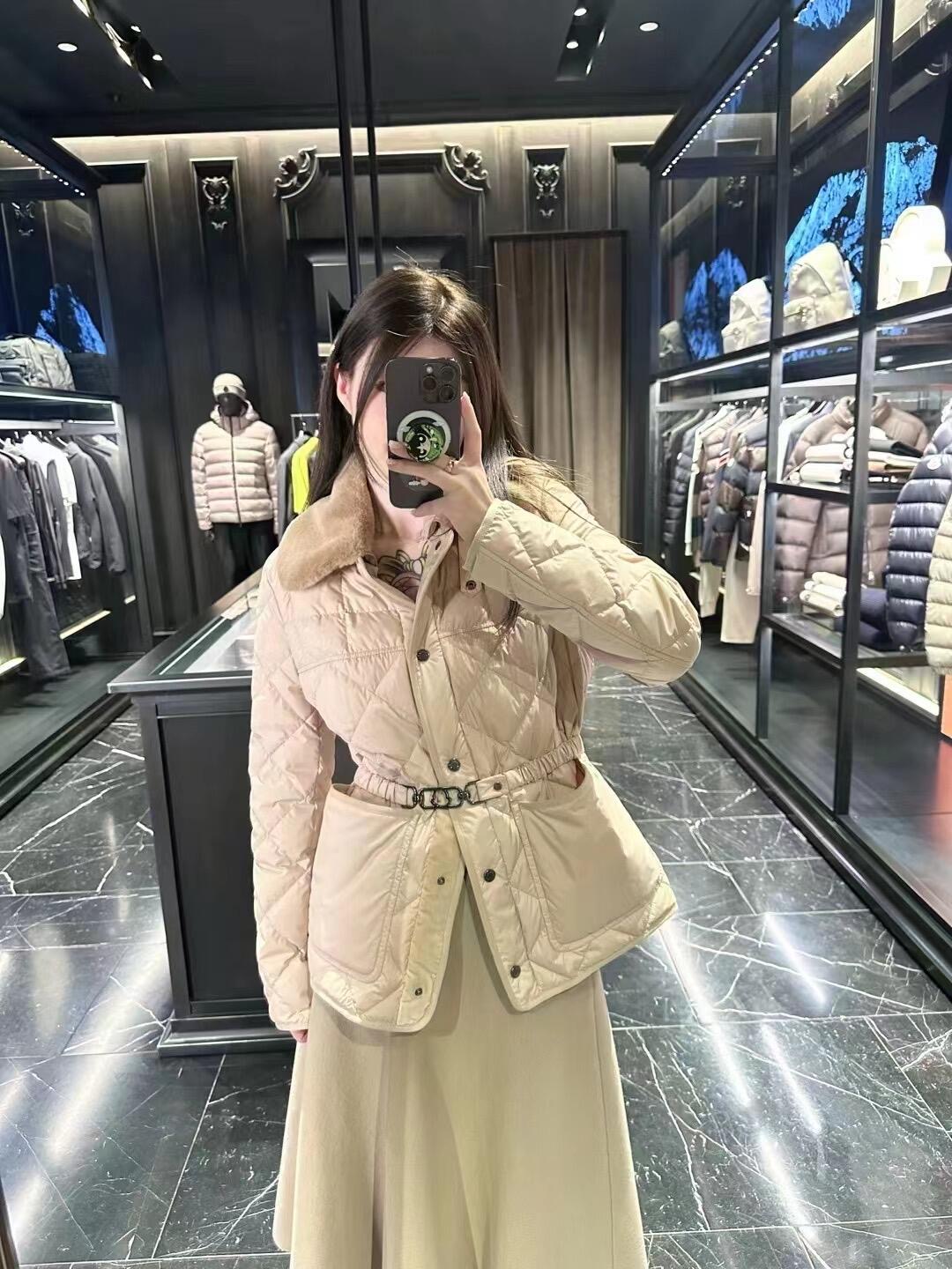 NO:460521,Moncle* 25Fw early autumn new style CYGNE belt removable fur collar jacket down jacket | Exclusive yb development!  High-end production!  With a removable elastic belt, it can be sucked and loose, and it can easily divide the body proportions. The overall upper body is lazy and casual, with white duck down filling inside, and a soft and comfortable feeling like clouds!  Perfect workmanship quality depends on the details. S/M/L is available in stock, Jackets & coats, Jackets & coats, down jacket, alexander wang19860909Moncle* 25Fw早秋新款 CYGNE腰带可拆卸毛领夹克羽绒服外套丨独家yb开发！高版出品！配可拆卸弹力腰带 可收腰可宽松 轻松分割身材比例 整体上身慵懒随意,内里白鸭绒填充,云般柔软的舒适感yyds！完美做工品质看细节.现货发售S/M/L,,jackets & coats,jackets & coats,down jacket,alexander wang,Women's clothing