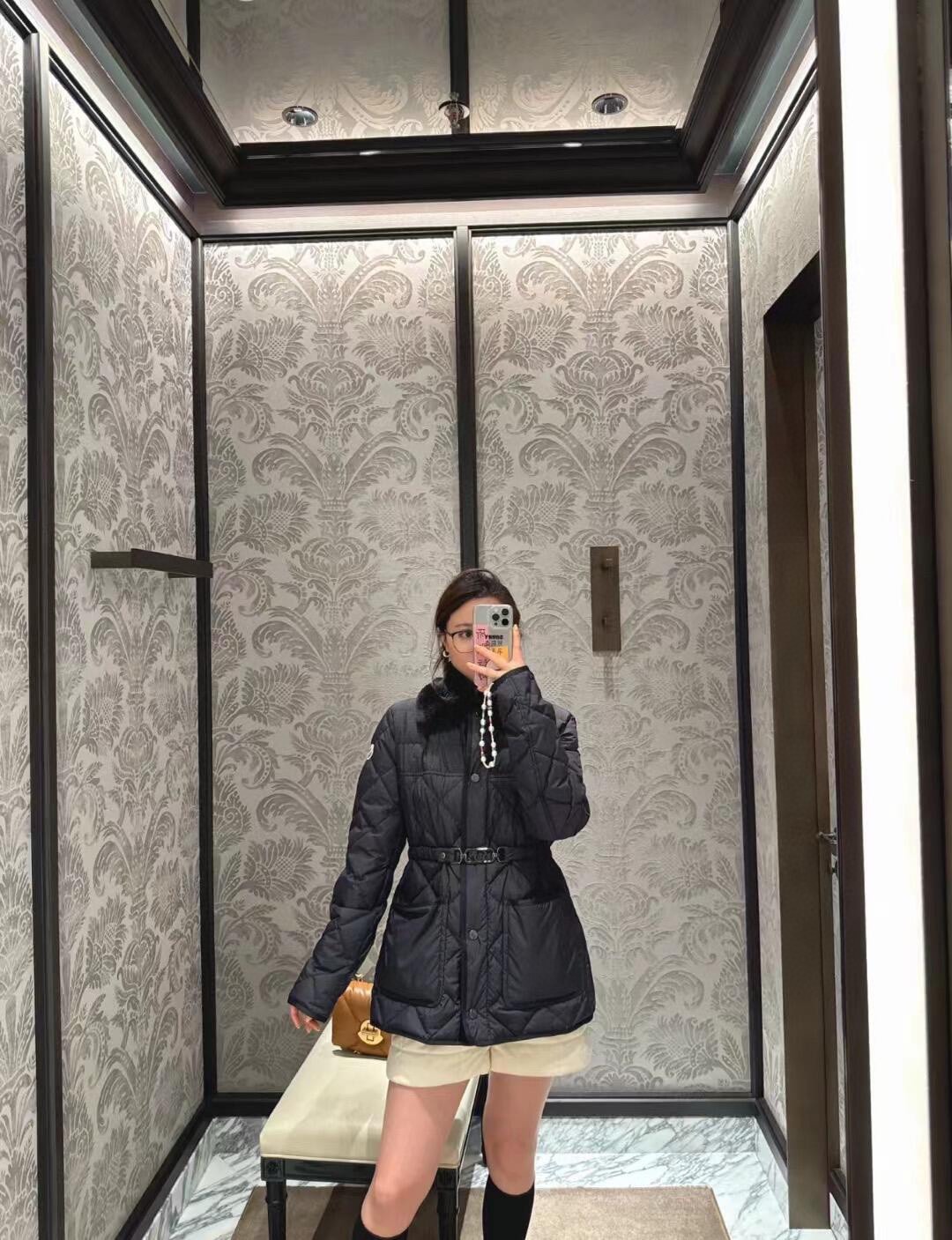 NO:460535,Moncle* 25Fw early autumn new style CYGNE belt removable fur collar jacket down jacket | Exclusive yb development!  High-end production!  With a removable elastic belt, it can be sucked and loose, and it can easily divide the body proportions. The overall upper body is lazy and casual, with white duck down filling inside, and a soft and comfortable feeling like clouds!  Perfect workmanship quality depends on the details. S/M/L is available in stock, Jackets & coats, Jackets & coats, down jacket, alexander wang19860909Moncle* 25Fw早秋新款 CYGNE腰带可拆卸毛领夹克羽绒服外套丨独家yb开发！高版出品！配可拆卸弹力腰带 可收腰可宽松 轻松分割身材比例 整体上身慵懒随意,内里白鸭绒填充,云般柔软的舒适感yyds！完美做工品质看细节.现货发售S/M/L,,jackets & coats,jackets & coats,down jacket,alexander wang,Women's clothing