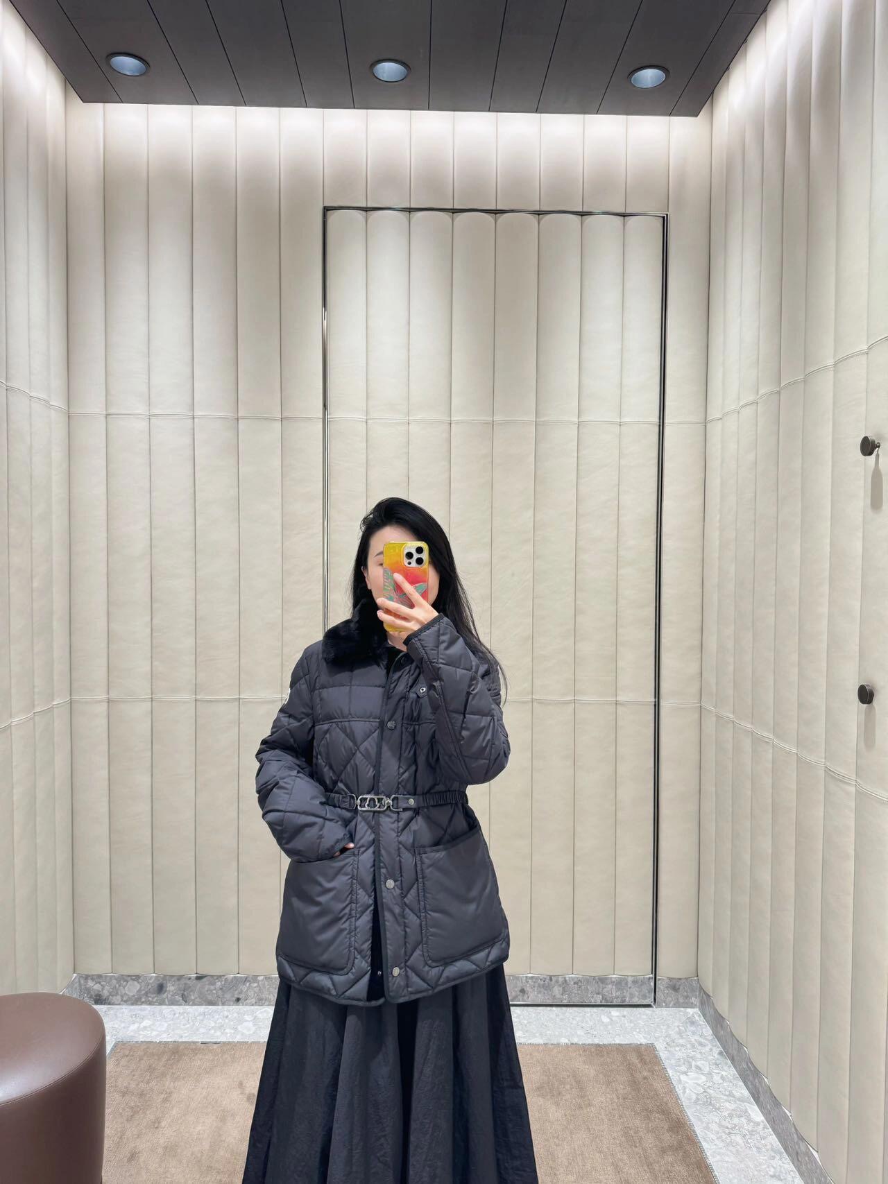 NO:460546,Moncle* 25Fw early autumn new style CYGNE belt removable fur collar jacket down jacket | Exclusive yb development!  High-end production!  With a removable elastic belt, it can be sucked and loose, and it can easily divide the body proportions. The overall upper body is lazy and casual, with white duck down filling inside, and a soft and comfortable feeling like clouds!  Perfect workmanship quality depends on the details. S/M/L is available in stock, Jackets & coats, Jackets & coats, down jacket, alexander wang19860909Moncle* 25Fw早秋新款 CYGNE腰带可拆卸毛领夹克羽绒服外套丨独家yb开发！高版出品！配可拆卸弹力腰带 可收腰可宽松 轻松分割身材比例 整体上身慵懒随意,内里白鸭绒填充,云般柔软的舒适感yyds！完美做工品质看细节.现货发售S/M/L,,jackets & coats,jackets & coats,down jacket,alexander wang,Women's clothing