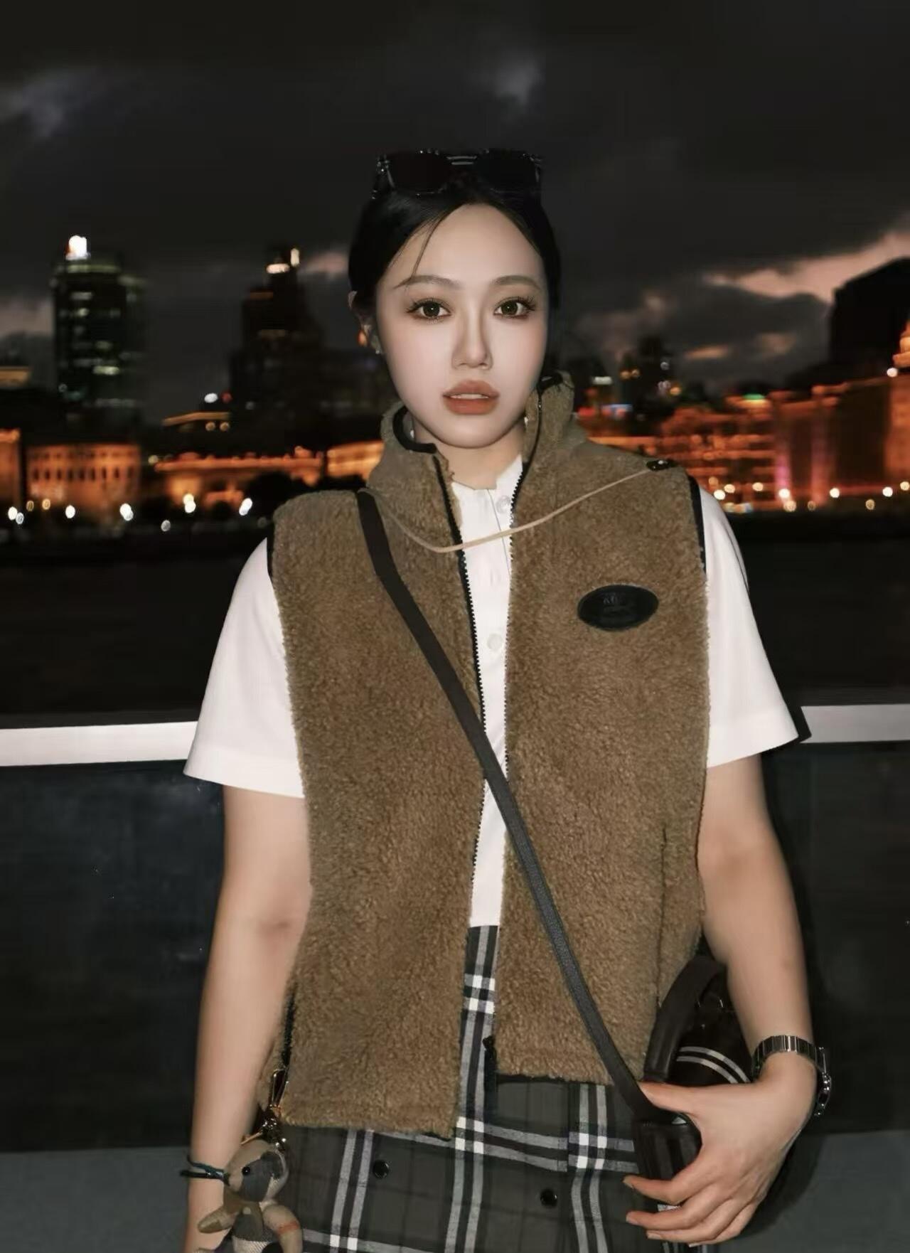 NO:460582,Burb*rry 25FW autumn and winter new product, stand-up collar zipper short fleece Teddy vest丨Exclusive high-end production!  Essential items for autumn and winter: standard high-neck style, suede fabric material, chest embroidery embellishment!  Teddy Furry lovers can definitely hit your heart at a glance!  The fluffy and warm teddy velvet is definitely not going to take it off when you wear it!  Fashionable and high-end outfit in autumn and winter, S/M/L, burberry, alexander wang19860909Burb*rry 25FW秋冬新品 立领拉链短款抓绒泰迪马甲丨独家高版出品！秋冬必备单品 标准高领版型、绒面面料材质、胸前点缀战马刺绣点缀！泰迪绒爱好者这款绝对能一眼击中你的心！毛绒绒暖呼呼的泰迪绒,穿上身绝对不想脱掉！秋冬时髦高级感穿搭 现货发售S/M/L,,burberry,alexander wang,Women's clothing