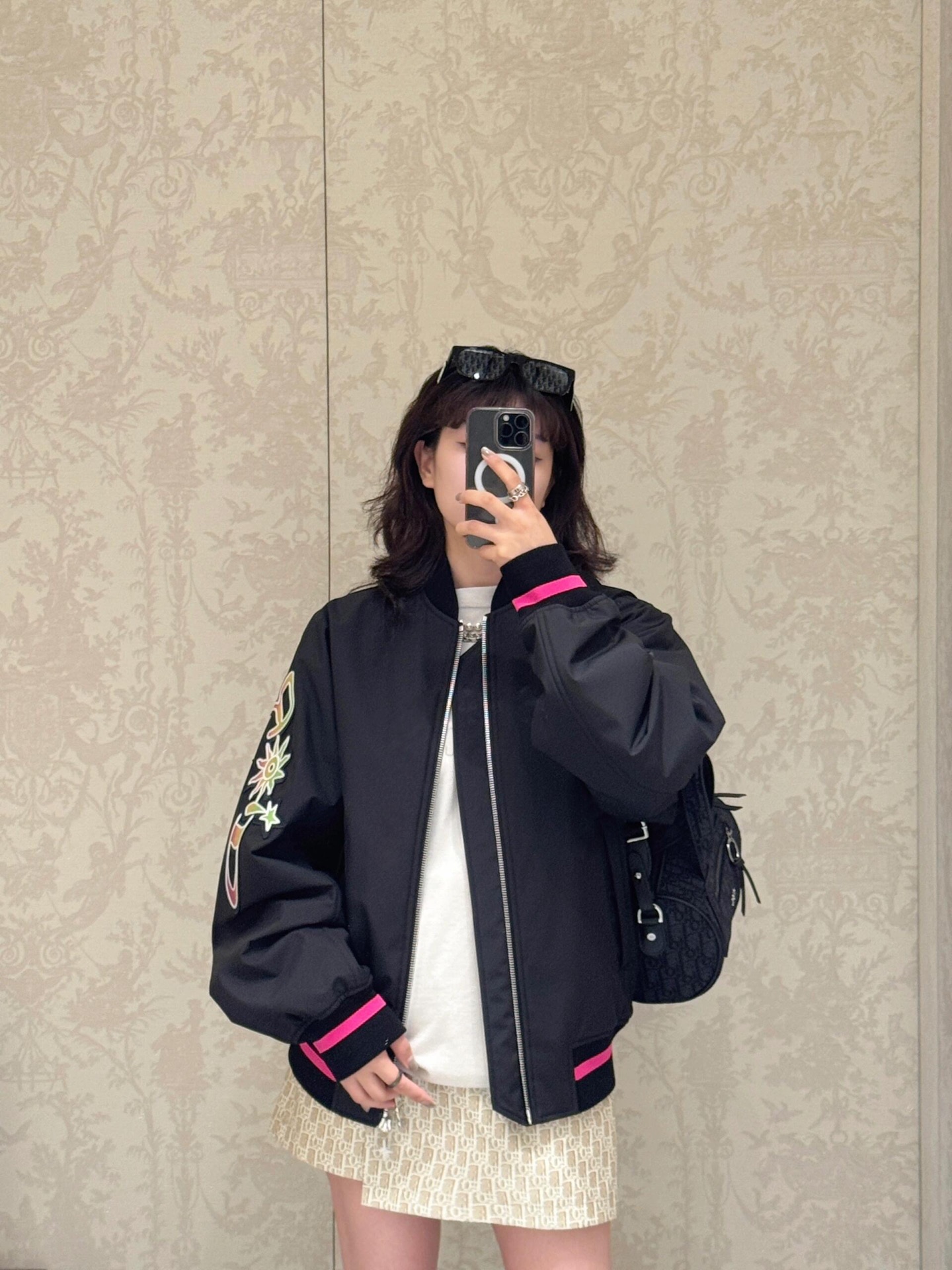 NO:460584,Dio* 25Fw early autumn new style letter logo cotton jacket丨Exclusive yb development!  High-end production!  Imported windproof and waterproof nylon material, high-quality texture and full of quality. The baseball uniform jacket is cut with black base, and the cuff hem is covered with rose red stripes. It is tightly attached to the body and makes it look neat. The single-side rotator cuff is printed with gradient colored letter logo, which is full of art, with cotton filling in the inner part, and the outfit is warm and moderate. The embroidered numbers on the back echo. The style is low-key and fashionable, with a full overall tone, effortless matching, high-end and fashionable style!  S/M/L, dior, jackets & coats, alexander wang19860909Dio* 25Fw早秋新款 字母徽标棉服外套丨独家yb开发！高版出品！进口防风防水尼龙材质,质感高级,品相十足,棒球服外套剪裁,通体以黑色打底,袖口下摆玫红色条纹包边,紧贴身躯更显利落,单侧肩袖印有渐变彩色字母徽标,艺术感满溢,内里衔棉填充,穿搭保暖有度,背后刺绣数字呼应,风格低调时髦,整体调性十足,不费力搭配,高级时髦款！现货发售S/M/L,,dior,jackets & coats,alexander wang,Women's clothing