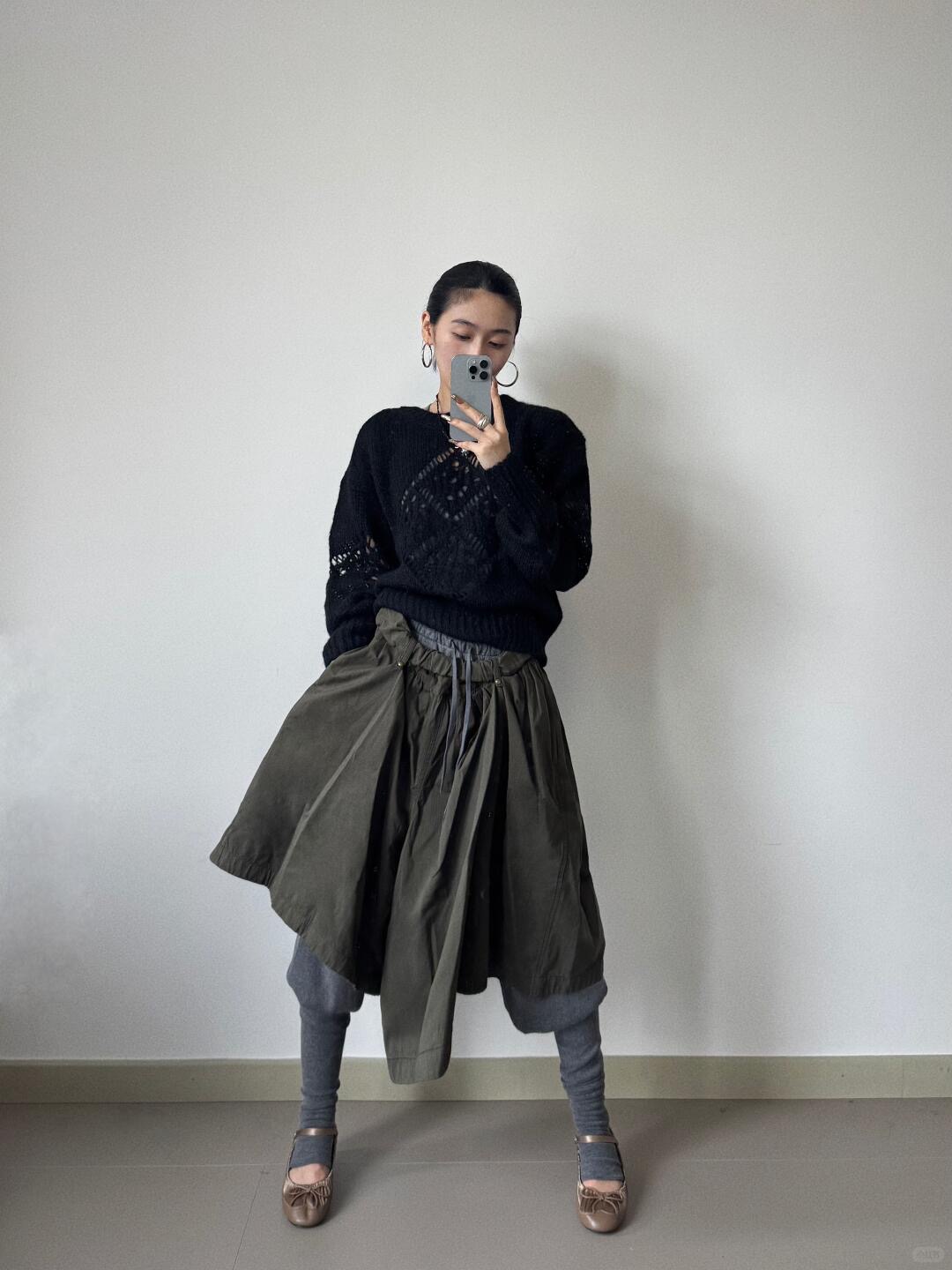 NO:460613,Open yy 25Fw early autumn new style crochet hollow knitted sweater丨Exclusive high-end production!  Both the chest and the back are hollowed out to add a sense of breathing and layering. The color is an extremely high-end gray-brown tone, with a low saturation and a loose silhouette, which can easily create a lazy and casual sense of old money. The delicate knitted texture and slack style complement each other, and you can inadvertently grasp the balance between high-end and fashionable!  S/M/L, Sweaters, alexander wang19860909Open yy 25Fw早秋新款 钩花镂空针织毛衣丨独家高版出品！胸前与背后均做了镂空设计,若隐若现间增添呼吸感与层次感.颜色是极高级的灰棕调,低饱和度配合宽松廓形,轻松穿出慵懒随性的老钱感.细腻的针织质感与松弛版型相辅相成,不经意间就能拿捏住高级与时髦的平衡！现货发售S/M/L,,sweaters,alexander wang,Women's clothing