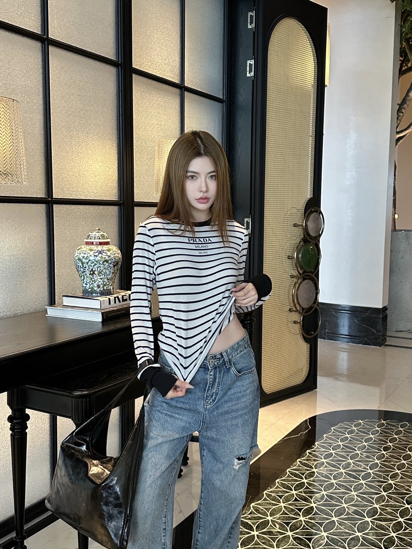 NO:462176,Prad* 25Fw early autumn new style contrasting round neck tensile wool striped base shirt丨Exclusive high-end production!  A series that feels comfortable in the cloud!  Whoever wears the upper body feels comfortable!  Three-dimensional printed letter design The fabric is super elastic!  Classic colors are both daily and high-end, and are a must-have for daily outfits!  S/M/L, prada, alexander wang19860909Prad* 25Fw早秋新款 撞色圆领天丝羊毛条纹打底衫丨独家高版出品！云感舒适的系列！上身的触感谁穿谁知道的舒服！立体印花字母设计 面料弹力超级好！经典颜色都是日常又高级,日常穿搭必备！现货发售S/M/L,,prada,alexander wang,Women's clothing