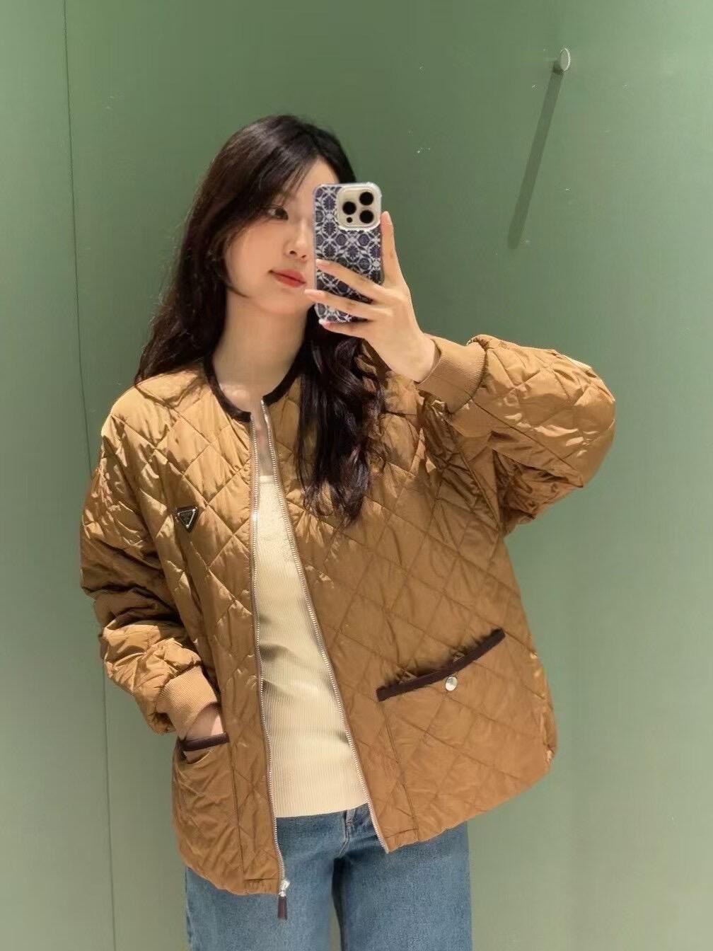 NO:462194,Prad* 25Fw autumn and winter new style Maillard caramel diamond lattice round neck cotton jacket | Exclusive yb development!  High-end production!  Custom imported version material, its process restoration, upgraded material, improve the function of anti-cold in autumn and winter, down cotton filling inner, light and warmth, zipper tilt adjustment, diamond embossed throughout, symmetrical pocket hand warmer increases capacity, rich and practical design, S/M/L,,prada, jackets & coats, down jacket, alexander wang19860909Prad* 25Fw秋冬新款 美拉德焦糖色菱形格圆领棉服外套丨独家yb开发！高版出品！定制进口对版材质 其工艺还原 升级材质 提升秋冬御寒功能 羽绒棉填充内里 整件轻盈保暖 拉链开襟调节 通体采用菱格压纹 对称口袋暖手增大容量 设计丰富实用 现货发售S/M/L,,prada,jackets & coats,down jacket,alexander wang,Women's clothing