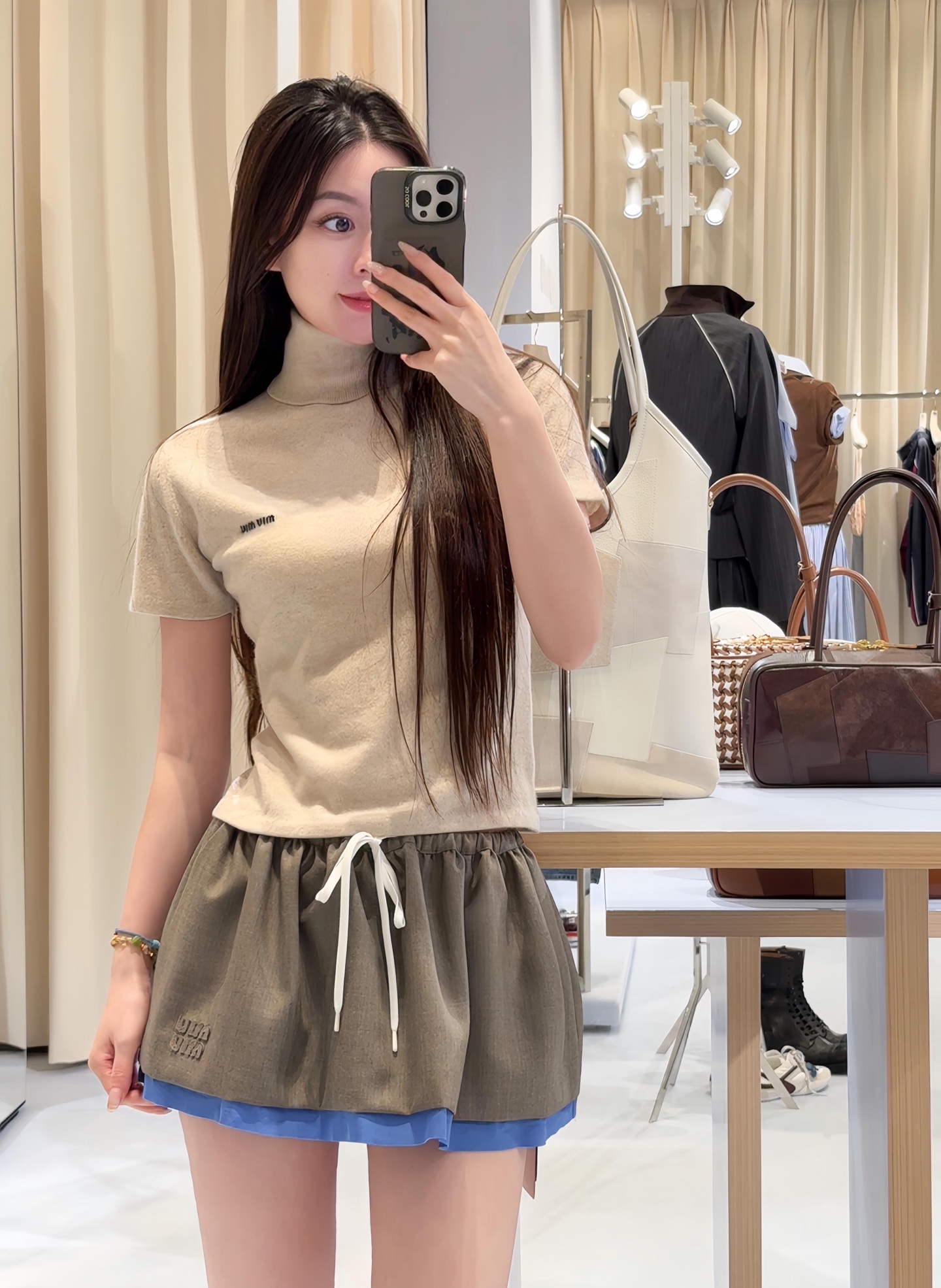 NO:464604,Miumi* 25Fw early autumn new style oatmeal turtleneck short-sleeved cashmere sweater | Exclusive yb development!  High-end production!  The cashmere material is made of custom woven fabric, which feels soft and delicate in the hand, and is simply a magical tool for internal wear in autumn. It has a full sense of design and looks great when worn alone or layered!  S/M/L, miumiu, T-shirt, alexander wang19860909Miumi* 25Fw早秋新款 燕麦色高领短袖羊绒针织衫丨独家yb开发！高版出品！山羊绒材质,对版定制机织面料手感软糯细腻,简直是秋季内搭的神器,设计感满满,单穿或叠搭都绝绝好看！现货发售S/M/L,,miumiu,T-shirt,alexander wang,Women's clothing