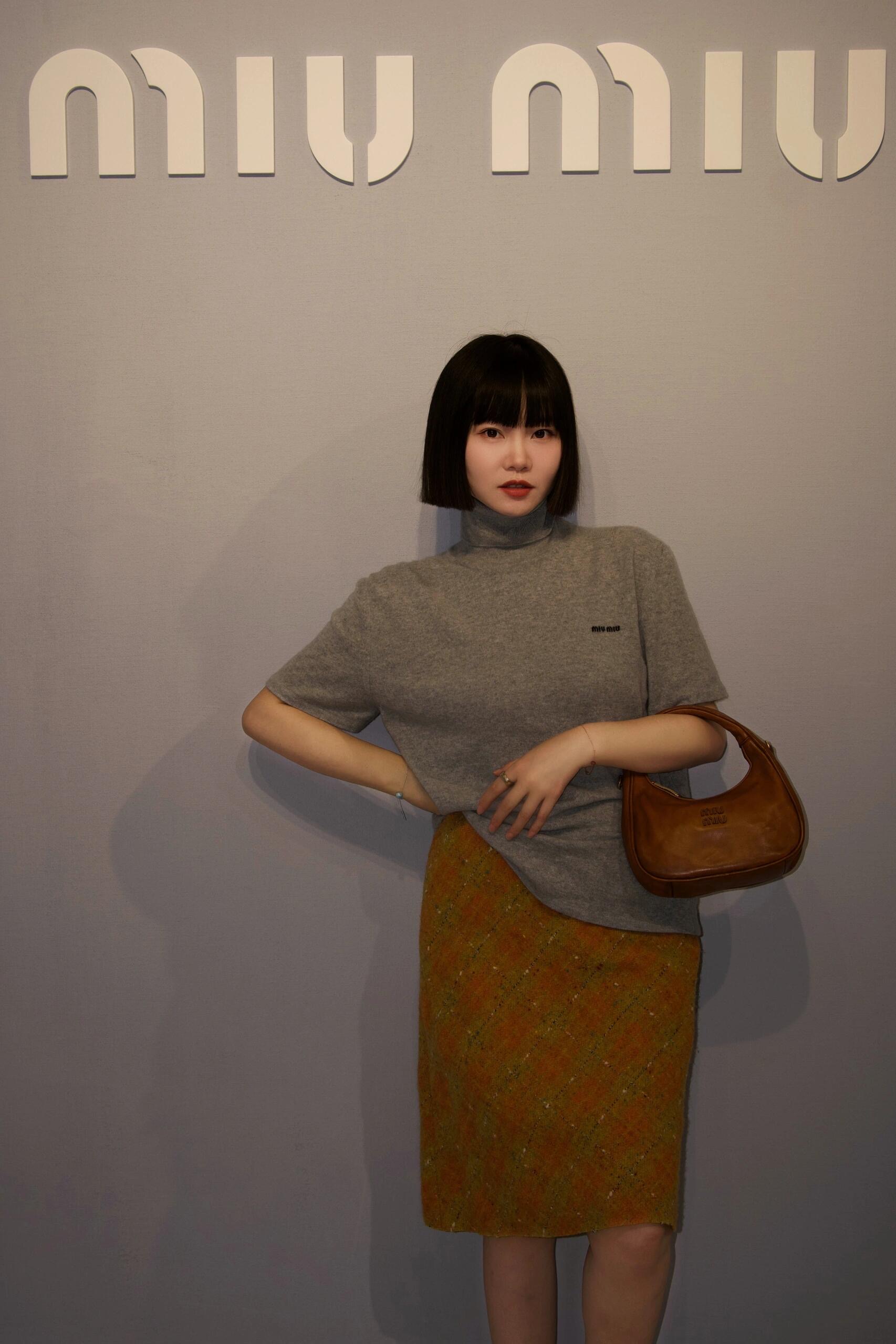 NO:464617,Miumi* 25Fw early autumn new style gray turtleneck short-sleeved cashmere sweater | Exclusive yb development!  High-end production!  Cashmere material, contrasting color logo letter pattern, highlighting the brand's unique charm value!  The customized woven fabric has a soft and delicate feel, breathable and not stubborn~ It looks great if worn alone or layered!  S/M/L, miumiu, T-shirt, alexander wang19860909Miumi* 25Fw早秋新款 灰色高领短袖羊绒针织衫丨独家yb开发！高版出品！山羊绒材质,撞色徽标字母图案,彰显品牌独有魅力价值！对版定制机织面料手感软糯细腻,透气不扎人～单穿或叠搭都绝绝好看！现货发售S/M/L,,miumiu,T-shirt,alexander wang,Women's clothing