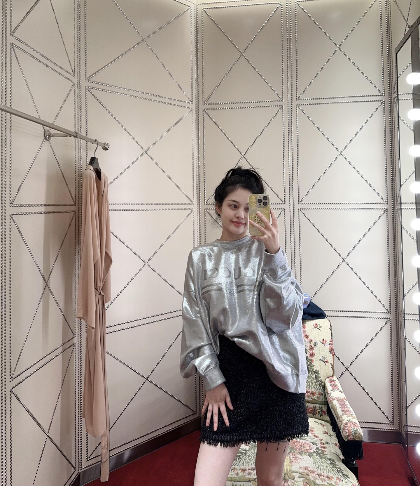 NO:464595,Gucc* 25Fw autumn and winter new style letter printed hot silver round neck sweatshirt丨Exclusive yb development!  High-end production!  Loose round neck sweatshirt cut highlights the brand style Made of gram-weight pure cotton, full of drape, presents a slim visual effect YB development The whole garment is restored to technological gray and silver, visible to the naked eye with fine glittering pearls Different version The chest is restored by printing technology, using contrasting colors to outline the three-dimensional brand letter logo pattern, variant fonts to enhance brand identity, fashionable and high-end feel, create a personal style, fashionable and relaxed, single wear inner wear is brilliant and fashionable, S/M/L, gucci, hoodie, sweatshirts, alexander wang19860909Gucc* 25Fw秋冬新款 字母印花烫银圆领卫衣丨独家yb开发！高版出品！宽松圆领卫衣裁剪 凸显品牌格调 采用克重纯棉制成 垂坠感十足 呈现显瘦视觉效果 YB开发 整件成衣还原出科技灰银色 肉眼可见的带有细闪珠光 区别版本 胸前利用印花工艺还原色彩 利用撞色勾勒出立体风格的品牌字母徽标图案 变体字型加强品牌标识度 时尚高级感立现 打造个性风格 时髦松弛 单穿内搭都出彩时髦 现货发售S/M/L,,gucci,hoodie,sweatshirts,alexander wang,Women's clothing