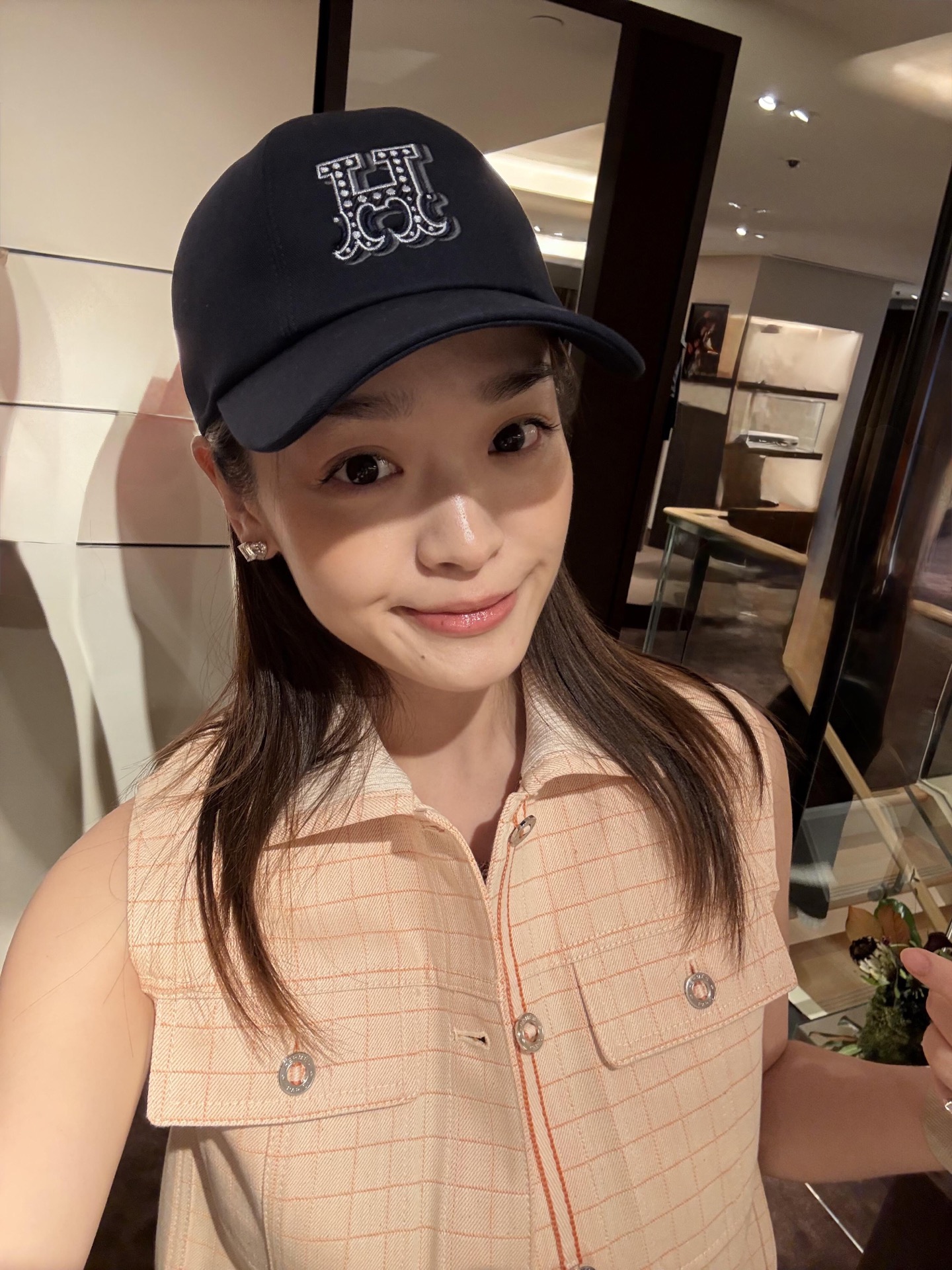 NO:464605,Hermè* 25Fw early autumn new style plaid jacquard lapel denim vest jacket | Exclusive yb development!  High-end production!  Neat tailoring vintage tones!  British handsome and fashionable, with double-sided cover bag functional pockets with mini buttons, sweet and cool work style!  Orange and red lining H genuine leather label genuine leather leather brand decoration, perfect restoration of workmanship quality and details, S/M/L on sale in stock, hermes, jackets & coats, alexander wang19860909Hermè* 25Fw早秋新款 格纹提花翻领牛仔马甲外套丨独家yb开发！高版出品！利落剪裁复古色调！英伦帅气又时髦,翻领设计双侧盖袋功能性口袋配迷你纽扣,甜酷工装风！橙红内衬H真皮标签真皮皮牌装饰,完美还原做工品质看细节,现货发售S/M/L,,hermes,jackets & coats,alexander wang,Women's clothing