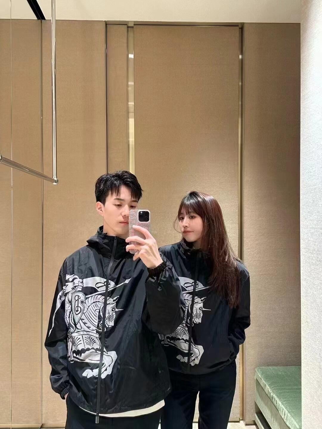 NO:466377,Burb*rry 25FW autumn and winter new product Equestrian Knight logo printed nylon jacket丨Exclusive yb development!  High-end production!  The logo logo pattern is decorated with the most classic and recognizable new war horse logo design on the front, which perfectly demonstrates the presence of the BUR brand. It is highly recognizable and has a loose shoulder-shoulder-shoulder-shoulder-shoulder-shoulder-shoulder-shoulder-shoulder-shoulder-shoulder-shoulder-shoulder-shoulder-shoulder-shoulder-shoulder-shoulder-shoulder-shoulder-shoulder-shoulder-shoulder-shoulder-shoulder-shoulder-shoulder-shoulder-shoulder-shoulder-shoulder-shoulder-shoulder-shoulder-shoulder-shoulder-shoulder-shoulder-shoulder-shoulder-shoulder-shoulder-shoulder-shoulder-shoulder-shoulder-shoulder-shoulder-shoulder-shoulder-shoulder-shoulder-shoulder-shoulder-shoulder-shoulder-shoulder-shoulder-shoulder-shoulder-shoulder-shoulder-shoulder-shoulder-shoulder-shoulder-shoulder-shoulder-shoulder-shoulder-shoulder-shoulder-shoulder-shoulder-shoulder-shoulder-shoulder-shoulder-shoulder-shoulder-shoulder-shoulder-shoulder-shoulder-shoulder-shoulder-shoulder-shoulder-shoulder-shoulder-shoulder-shoulder-shoulder-should  S/M/L, burberry, jackets & coats, alexander wang19860909Burb*rry 25FW秋冬新品 马术骑士徽标印花尼龙外套丨独家yb开发！高版出品！装饰点缀徽标logo图案,正面采用了最经典最有识辨度的新款战马logo设计、完美的彰显了BUR品牌的存在感,极具辨识度搭配宽松落肩版型效果设计,宽松的版型比较适合秋冬外出运动,搭配方面也是完美穿搭效果！现货发售S/M/L,,burberry,jackets & coats,alexander wang,Women's clothing