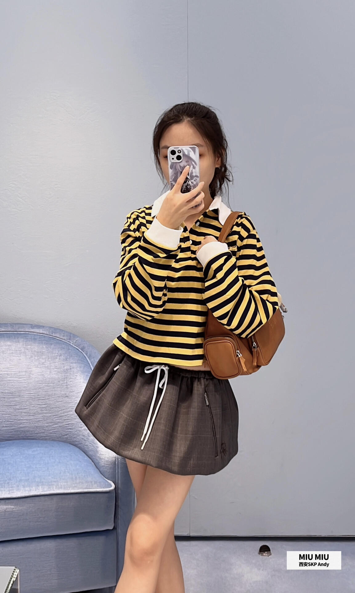 NO:468063,Miumi* 25Fw early autumn new style, mid-color striped short lapel loose version long-sleeved T-shirt | Exclusive yb development!  High-end production!  The matching cotton material is made of cotton, the cuffs and neckline are contrasted in color design, and the classic logo letter pattern on the chest highlights the brand's unique style!  Age-reducing college style outfits are completely easy to grasp!  S/M/L, miumiu,tees, t-shirt,alexander wang19860909Miumi* 25Fw早秋新款 间色条纹短款翻领宽松版长袖T恤丨独家yb开发！高版出品！对版棉材质,袖口跟领口做撞色设计搭配,胸前经典徽标字母图案点缀,突显品牌独有个性风格！减龄学院风穿搭完全轻松拿捏！现货发售S/M/L,,miumiu,tees，t-shirt,alexander wang,Women's clothing