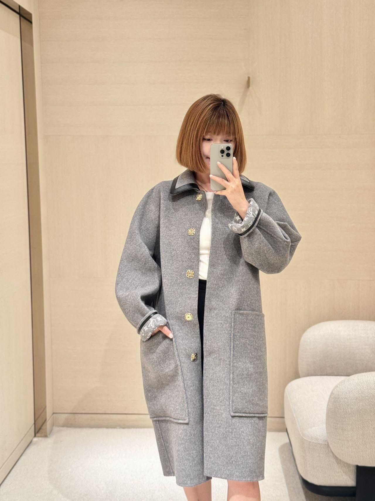 NO:466404,Louis Vuitto* 25Fw autumn and winter new style leather lapel double-sided wool coat丨Exclusive yb development!  High-end production!  This coat is cut into a casual straight-fitting style with a clad snap closure and large patch pockets. The classic Monogram pattern is hidden inside. On more formal occasions, the lazy wool coat has a visual sense of full atmosphere. S/M/L is available in stock, louis vuitton, alexander wang19860909Louis Vuitto* 25Fw秋冬新款 拼皮翻领双面尼羊毛大衣丨独家yb开发！高版出品！本款大衣以羊绒羊毛混纺裁出休闲直身版型,搭配包覆按扣前襟和大号贴袋,再将经典 Monogram 图案藏于内里,在比较正式的场合,慵懒的羊毛大衣自带一种满溢氛围的视觉感 现货发售S/M/L,,louis vuitton,alexander wang,Women's clothing