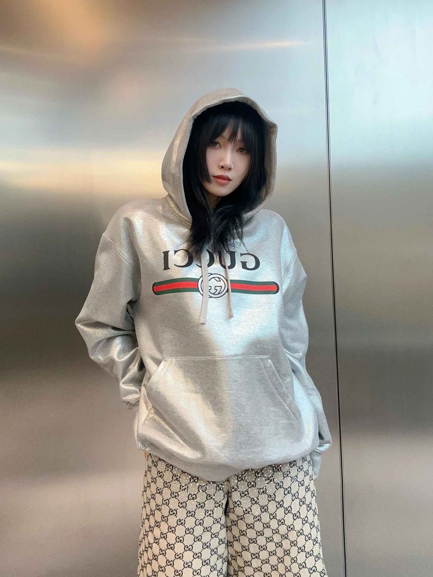 NO:468000,Gucc* 25Fw early autumn new style letter printed hot silver hooded sweatshirt | Exclusive high-end production!  Loose hooded sweatshirt cut highlights the brand style. Made of gram-weight pure cotton, full of drape, presents a slim visual effect. The whole garment is restored from technological gray and silver. The naked eye is visible with fine glittering pearls. Different version. The chest is restored by printing technology. The three-dimensional brand letter logo pattern is outlined with contrasting colors. The variant font enhances the brand identity. Fashionable and high-end feel is instantly revealed. Create a personal style. Fashionable and relaxed. The inner wear is brilliant and fashionable. S/M/L is available in stock. S/M/L, gucci, hoodie, sweatshirts, hats, alexander wang19860909Gucc* 25Fw早秋新款 字母印花烫银连帽卫衣丨独家高版出品！宽松连帽卫衣裁剪 凸显品牌格调 采用克重纯棉制成 垂坠感十足 呈现显瘦视觉效果 整件成衣还原出科技灰银色 肉眼可见的带有细闪珠光 区别版本 胸前利用印花工艺还原色彩 利用撞色勾勒出立体风格的品牌字母徽标图案 变体字型加强品牌标识度 时尚高级感立现 打造个性风格 时髦松弛 单穿内搭都出彩时髦 现货发售S/M/L,,gucci,hoodie,sweatshirts,hats,alexander wang,Women's clothing