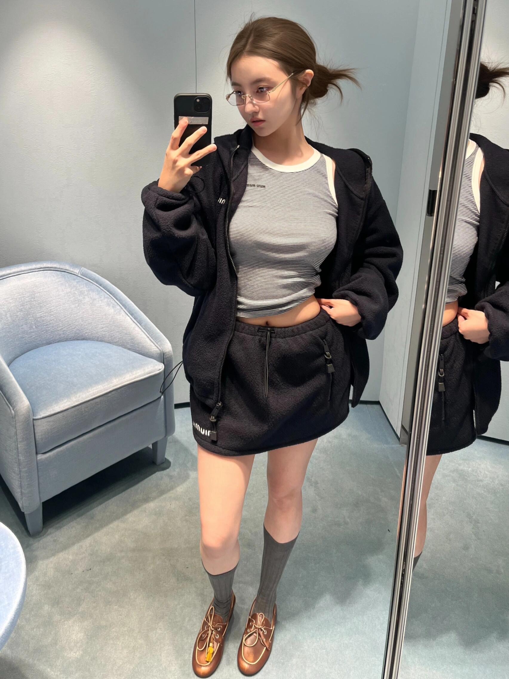 NO:468048,Miumi* 25Fw early autumn new style, micro-label embroidered fleece elastic waist short skirt丨Exclusive yb development!  High-end production!  The original 1:1 grainy custom fleece fabric is different from the soft version on the market!  The unique grainy feeling of fleece is too healing!  It feels like being wrapped in clouds, and like a warm blanket, making the overall look more layered, allowing you to stand out from the crowd!  A series of outsourcing!  Perfect workmanship quality depends on details, S/M/L is available in stock, miumiu, skirts, blankets, alexander wang19860909Miumi* 25Fw早秋新款 微标刺绣摇粒绒松紧腰短半裙丨独家yb开发！高版出品！原版1:1有颗粒感定制摇粒绒面料 区别市面软趴趴版本！摇粒绒特有的颗粒感上身也太治愈了！像被云朵包裹 又像裹着暖烘烘的毯子更让整体造型更有层次感,让你在人群中脱颖而出！一系列有出！完美做工品质看细节,现货发售S/M/L,,miumiu,skirts,blankets,alexander wang,Women's clothing