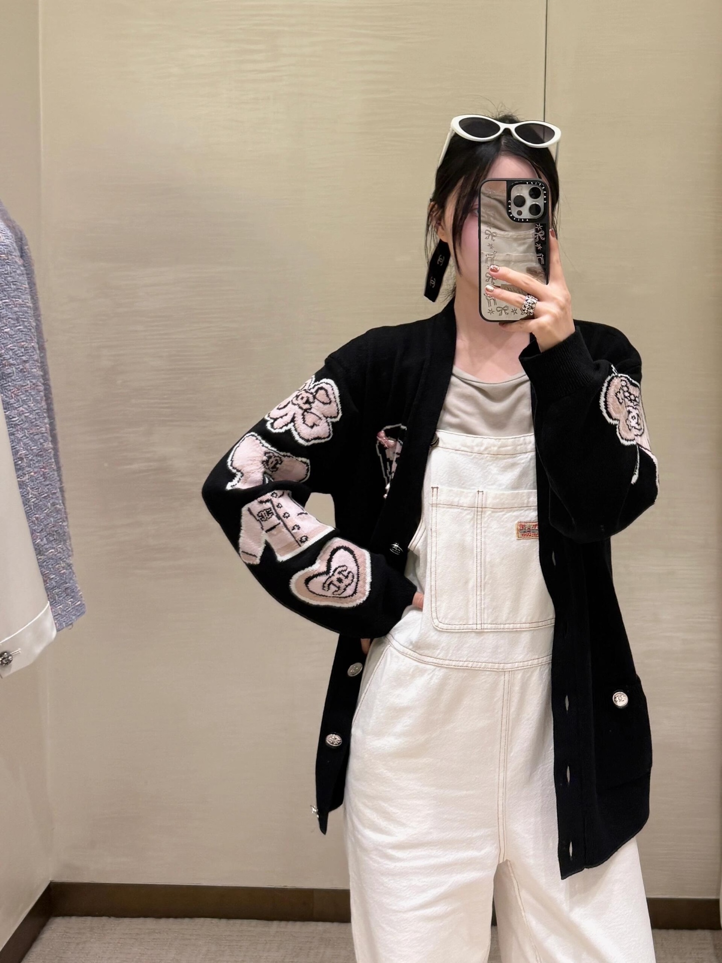 NO:468061,Chane* 25b high-end handicraft workshop series new products, children's fun pattern inlaid cashmere cardigan jacket丨Exclusive yb development!  High-end production!  Very cute winter atmosphere color matching pattern, the classic round neck silhouette design is versatile and age-reducing and fashionable!  Custom imported 100 cashmere mulberry silk yarn has a thick texture, front and back positioning, heavy industry hook edge inlay pattern decoration, college style girl outfits loose style without picking on people's upper body and making her look slim!  Customized metal drill accessories. Distribution of dustproof cloth bag packaging. S/M/L, chanel, jackets & coats, alexander wang19860909Chane* 25b高级手工坊系列新品 袖子童趣图案嵌花羊绒开衫外套丨独家yb开发！高版出品！非常可爱的冬日氛围感配色勾花图案,经典圆领廓形设计百搭减龄又时髦！定制进口100羊绒桑丝纱线质感厚实,前后定位重工勾边嵌花图案装饰,学院风少女穿搭宽松版型不挑人上身巨显瘦！定制金属钻配件.配送防尘布袋包装.现货发售S/M/L,,chanel,jackets & coats,alexander wang,Women's clothing