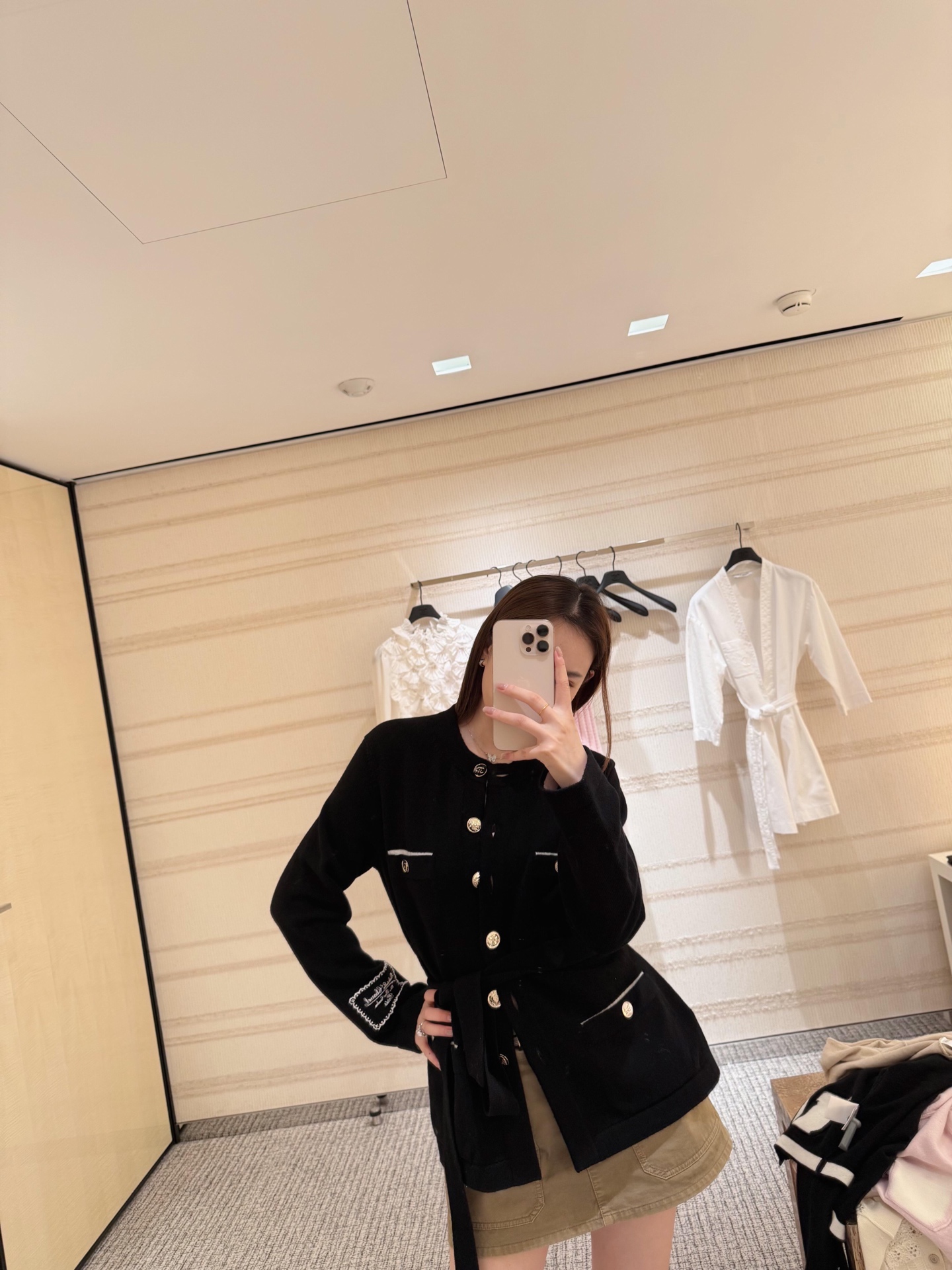 NO:468022,Chane* 25b high-end handicraft workshop series new products, minimalist two-color neck strap long knitted cardigan丨Exclusive yb development!  High-end production!  The whole body is fine and dense crochet texture, the big body is matched with the whole body contrasting thread edge, the temperament is lazy, the chest is decorated with rhinestone buckle, butterfly bow, which easily highlights the full-score details, the double C metal buckle embellishes the upper edge of the pocket, exquisite and stylish, suitable for layering and mixing items, can be elegant and hot, the outfit is fashionable and casual, S/M/L,,chanel,alexander wang19860909Chane* 25b高级手工坊系列新品 极简双色领口绑带长款针织开衫丨独家yb开发！高版出品！通体细密钩针肌理纹 大身配合通体撞色螺纹包边 气质优慵懒 胸前水钻扣系带蝴蝶结装点 轻松突出满分细节质感 双C金属扣点缀口袋上缘 精致有格调 适合叠穿混搭的单品 可气质可热辣 穿搭时髦休闲 现货发售S/M/L,,chanel,alexander wang,Women's clothing