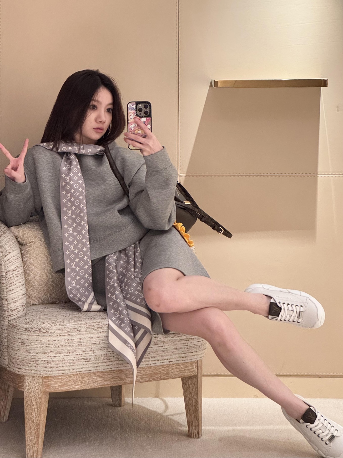 NO:468065,Skirt, sweatshirt, Louis Vuitto* 25Fw early autumn new style, MONOGRAM scarf short hooded sweatshirt + scarf skirt suit丨Exclusive yb development!  High-end production!  This hoodie meets the iconic elements of the season show, and is cut into a comfortable short style with double-sided knitted style. The neckline structure is similar to Monogram scarf. The scarf is made of silk, and the hood reveals the label!  Recommend a set of matching!  Perfect workmanship quality depends on details, S/M/L is available in stock, louis vuitton, hoodie, sweatshirts, skirts, real silk, hats, alexander wang19860909半裙 卫衣 Louis Vuitto* 25Fw早秋新款 MONOGRAM丝巾短款连帽卫衣+丝巾半裙套装丨独家yb开发！高版出品！本款连帽衫邂逅当季秀场的标志性元素,以双面针织裁出舒适短款版型.领口结构恰似Monogram丝巾,丝巾是真丝材质的,兜帽跃现标签！推荐一套搭配！完美做工品质看细节,现货发售S/M/L,,louis vuitton,hoodie,sweatshirts,skirts,real silk,hats,alexander wang,Women's clothing