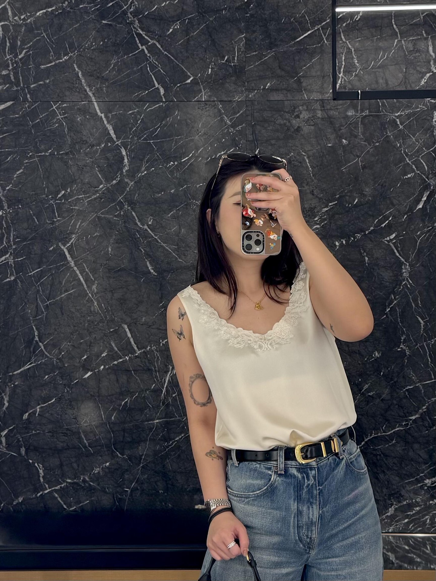 NO:468025,Celin* 25Fw early autumn new model, water-soluble embroidered spliced ​​silk vest丨Exclusive yb development!  High-end production!  Mulberry silk material, high-quality texture, light and skin-nourishing, round neck vest cut, neckline wrap around, lace embroidery as the decoration highlights, interspersed with Arc de Triomphe logo, highlighting the high-end outfit, micro A-extended hem, inclusive of body slimness, slimming, full of slackness, highlighting the light and fashionable temperament, available for single wear, S/M/L,,celine, real silk, alexander wang19860909Celin* 25Fw早秋新款 水溶绣花拼接真丝背心丨独家yb开发！高版出品！桑蚕丝材质 质感高级 轻薄养肤 圆领背心剪裁 领口环绕一圈 以花边刺绣作为装饰亮点 穿插凯旋门徽标呼应 凸显穿搭高级感 微A外扩下摆 包容身材修身 更显瘦 尽显松弛调性 凸显轻奢时髦气质 单穿叠穿均可 现货发售S/M/L,,celine,real silk,alexander wang,Women's clothing