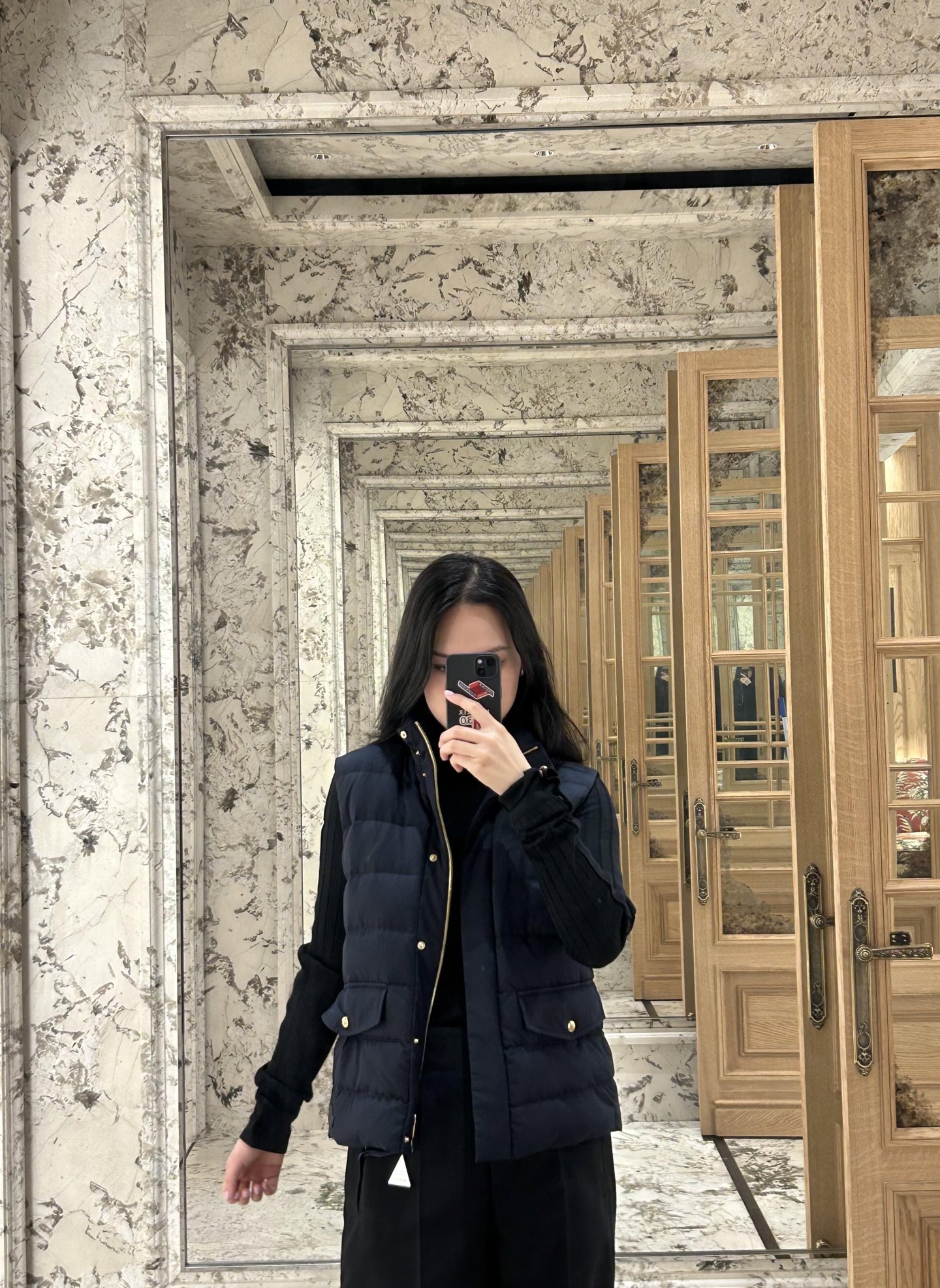 NO:468041,Moncl* 25Fw early autumn new style stand-up collar down vest丨Exclusive high-end production!  White goose velvet filled inner lining, light and warm, stand-up lapel, two slim-fit vests, warm and not bloated, more wearable, classic checkered texture, paired with waist badge brand logo decoration, presents high-end style and taste, flip pocket design, enhances practicality, style is different from large version, integrates warm and fashionable, get rid of traditional down bloat, first choice for layering in autumn and winter, S/M/L,, down jacket, alexander wang19860909Moncl* 25Fw早秋新款 立领羽绒马甲丨独家高版出品！白鹅绒填充内里 整件轻盈保暖 立领翻领两穿修身马甲 暖和不显臃肿 穿搭性更强 经典长方格纹理 搭配腰侧徽章品牌标装饰 呈现高级格调品味 翻盖口袋设计 提升实用性 版型区别于大版型 集保暖与时髦一体 摆脱传统的羽绒臃肿 秋冬叠穿首选 现货发售S/M/L,,down jacket,alexander wang,Women's clothing