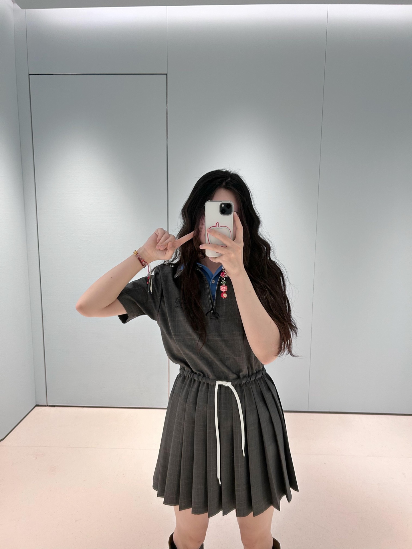 NO:469476,Miumi* 25fw early autumn new style gray Welsh checked pleated dress丨Exclusive yb development!  High-end production!  Customized woven Prince of Wales checked wool fabric, the high-end smoke grey tone of the version is very delicate, and the yarn blended woven plaid in multiple colors is refreshing and flexible in the touch, skin-friendly and breathable, but will not be soft and not deformed, and the upper body is very three-dimensional!  Chest logo patch embroidery, high-waist splicing heavy industry pleated skirt with three-dimensional shape, draping and pleated position difference market low-version drawstring elastic waist highlights waistline, slimming and tall, easily increasing body proportions, upper body is a literary temperament Miu girl~Spot sale S/M/L, miumiu, skirts, alexander wang19860909Miumi* 25fw早秋新款 灰色威尔士格纹百褶连衣裙丨独家yb开发！高版出品！定制的梭织威尔士亲王格纹羊毛面料,对版的高级烟灰色调非常微妙,多个颜色的纱线混纺色织格纹,手感清爽柔韧,亲肤透气但是不会软塌塌,不易皱不变形,上身非常有立体感！胸口logo贴布刺绣,高腰拼接重工百褶裙摆立体有型,垂感和褶位区别市场低版货抽绳松紧收腰凸显腰线,显瘦显高挑,轻松拉升身材比例,上身是文艺气质Miu女孩～现货发售S/M/L,,miumiu,skirts,alexander wang,Women's clothing