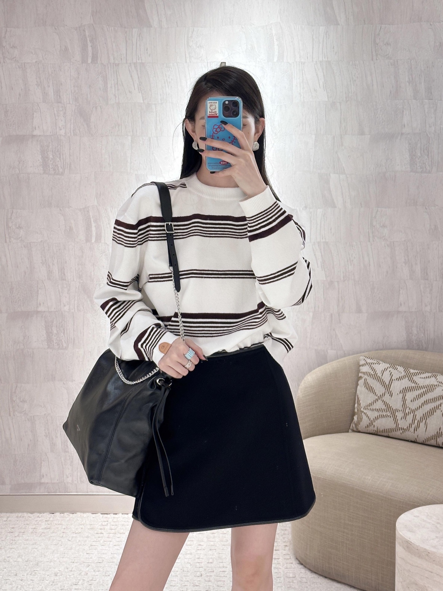 NO:469491,Louis Vuitto* 25Fw early autumn new style horizontal striped leather logo knitted sweater丨Exclusive high-end production!  Classic striped design, the perfect length of the clothes, the upper body is super inclusive, and the versatile style is amazing!  The collision of colors is YYDS custom yarn, whether worn alone or layered, with excellent texture and comfortable fit. Details are online. Sisters, just feel at ease!  S/M/L, louis vuitton,sweaters,alexander wang19860909Louis Vuitto* 25Fw早秋新款 横条纹皮质徽标针织毛衣丨独家高版出品！经典条纹设计 永远不会过时恰到好处的衣长上身包容性超强 百搭版型绝绝子！颜色的碰撞无论单穿还是叠穿都是YYDS定制纱线 质感超赞 舒适感贴身穿着都 细节在线 姐妹们 放心入就对了！现货发售S/M/L,,louis vuitton,sweaters,alexander wang,Women's clothing