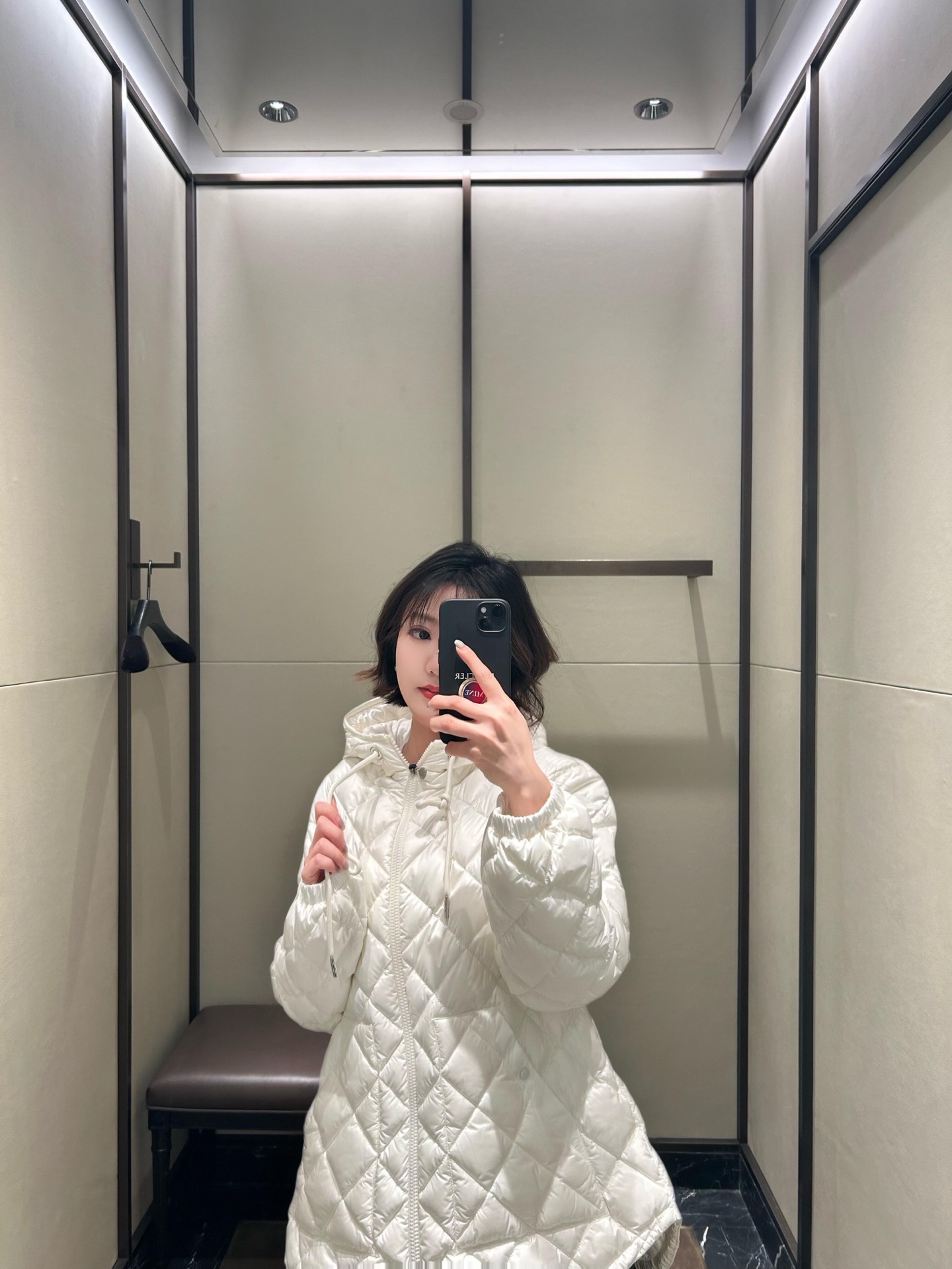 NO:469499,Moncl* 25Fw early autumn new style diamond hooded drawstring down jacket丨Exclusive high-end production!  The whole piece of white goose velvet filled inner part is light and warm. The drawstring is made of diamond embossed oblique pockets and hands warm to increase capacity. The design is rich and practical. The outer flip pocket of the arm echoes the iconic logo patch to highlight the low-key and high-end sense of decoration. Decorate the details and successfully show the quality and get rid of dullness. Integrate warmth and fashionable. S/M/L is available in stock, down jacket, hats, alexander wang19860909Moncl* 25Fw早秋新款 菱格连帽抽绳羽绒服丨独家高版出品！白鹅绒填充内里整件轻盈保暖连帽抽绳版型通体采用菱格压纹斜插口袋暖手增大容量 设计丰富实用手臂外侧翻盖口袋呼应点缀标志性徽标贴布彰显低调高级感装点细节就能成功展现品质摆脱沉闷 集保暖与时髦一体.现货发售S/M/L,,down jacket,hats,alexander wang,Women's clothing