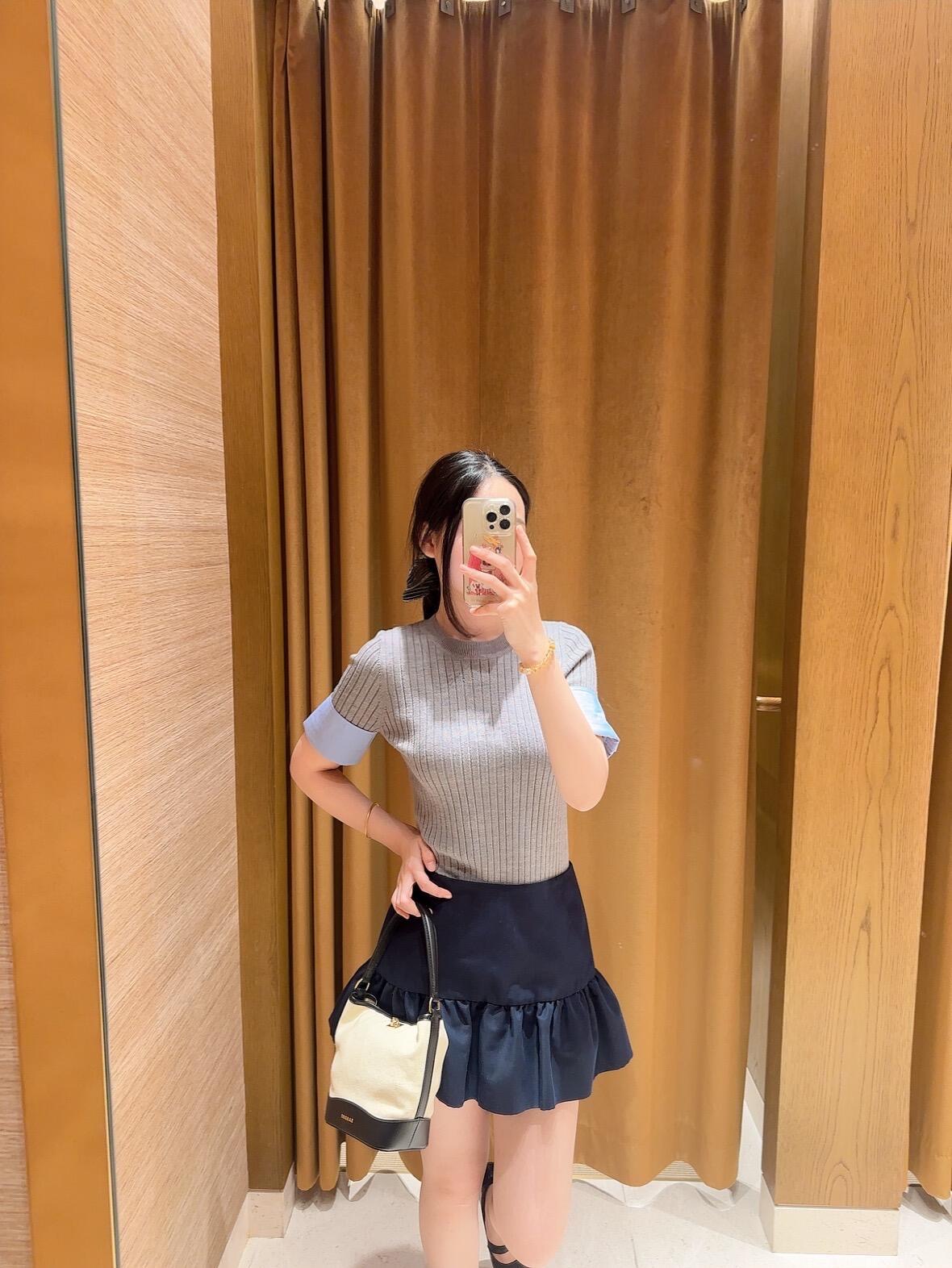 NO:469470,Sandr* 25Fw early autumn new style, simple slim fit spliced ​​shirt sleeve knitted sweater | Exclusive high-end production!  It's really hard not to make people feel moved!  Thin little knitting is a must-have for early autumn!  Custom fabrics have high texture comfort!  A very exquisite little knitted detail is online. Sisters, please feel free to enter!  S/M/L, Shirts,alexander wang19860909Sandr* 25Fw早秋新款 简约修身拼接衬衫袖针织衫丨独家高版出品！真的很难不让人心动哇！薄薄的小针织就是妥妥的早秋必备没错了！定制面料有着高质感的舒适度！很精致的一件小针织细节在线 姐妹们放心入就对了！现货发售S/M/L,,shirts,alexander wang,Women's clothing